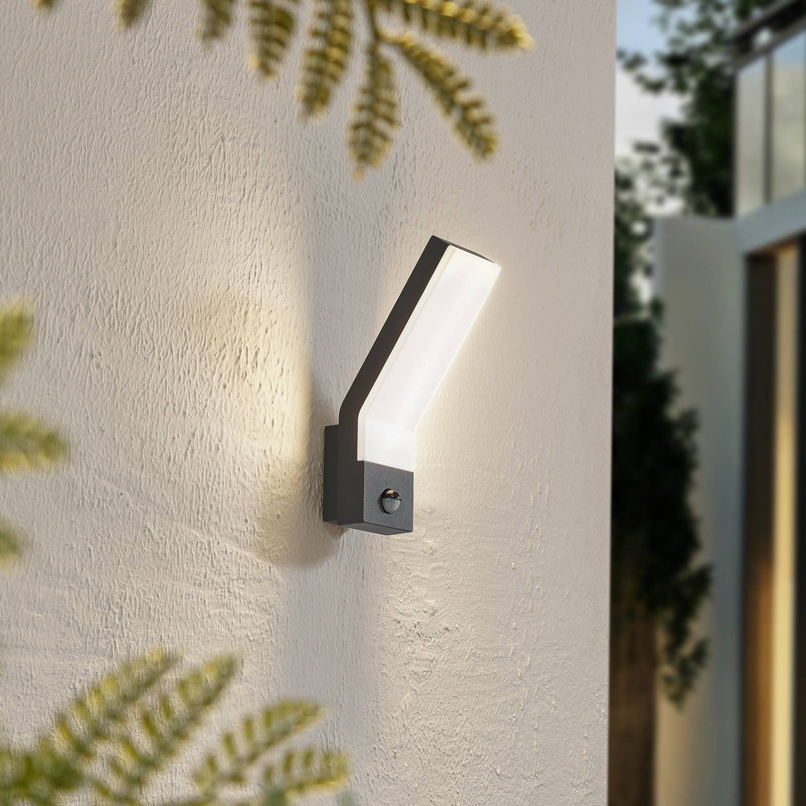 Lindby Außen-Wandleuchte Korvik, LED, Metall, Schwarz warmweiß IP54mit Bewegungsmelder, LED 10 W gesamt, warmweiß