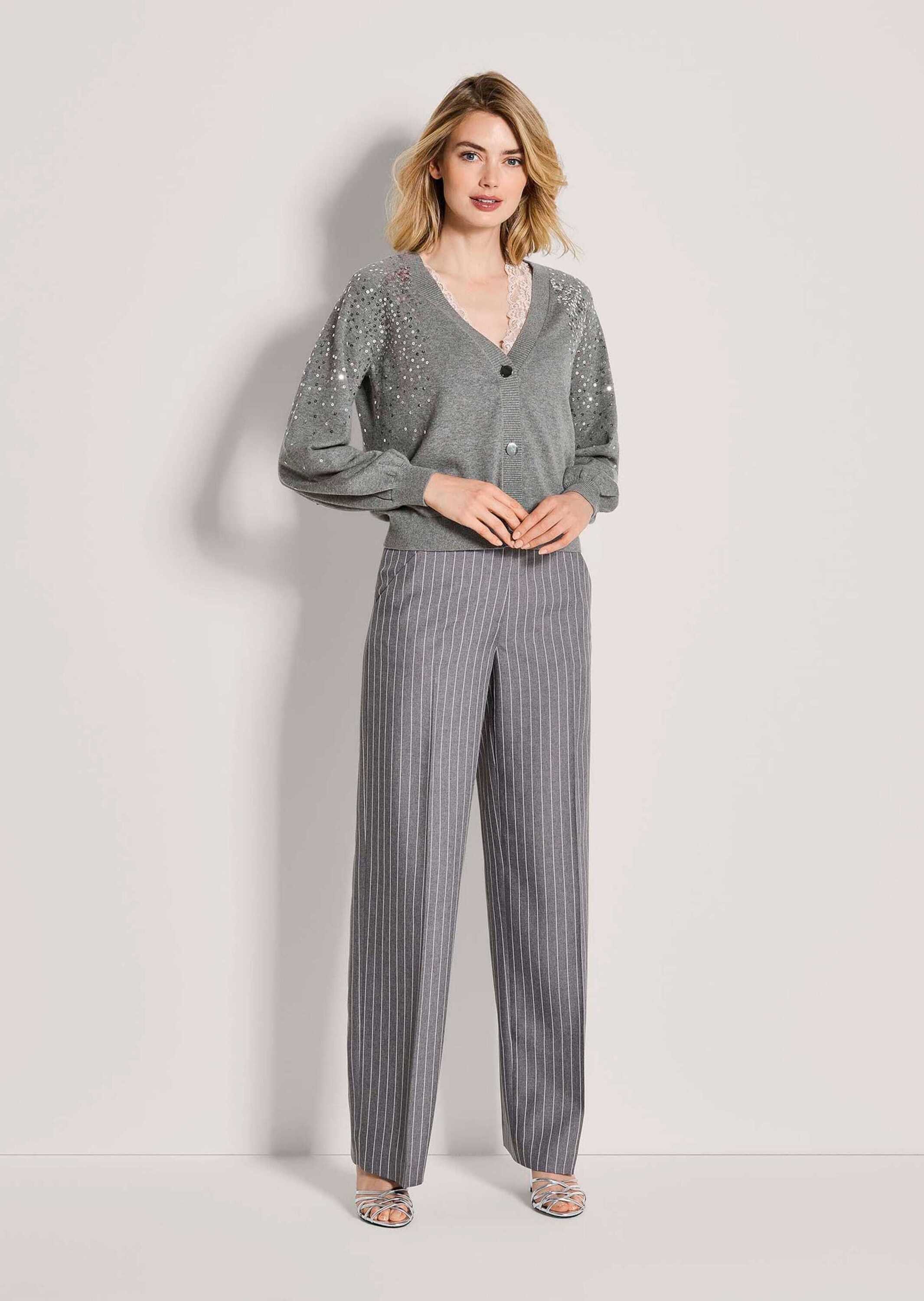 MADELEINE Strickjacke Elegante Feinstrickjacke mit V-Ausschnitt Glamouröse Strickjacke mit Ballonärmeln und Pailletten, Knopfleiste