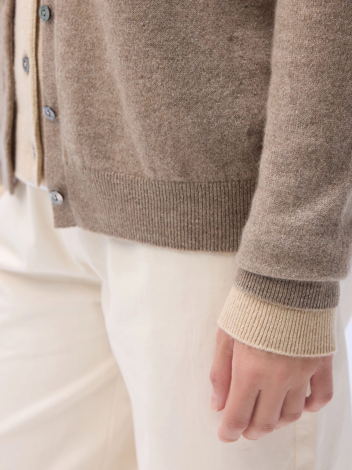 GOBI Cashmere Cardigan Kaschmir Strickjacke mit R-Ausschnitt und Knöpfen