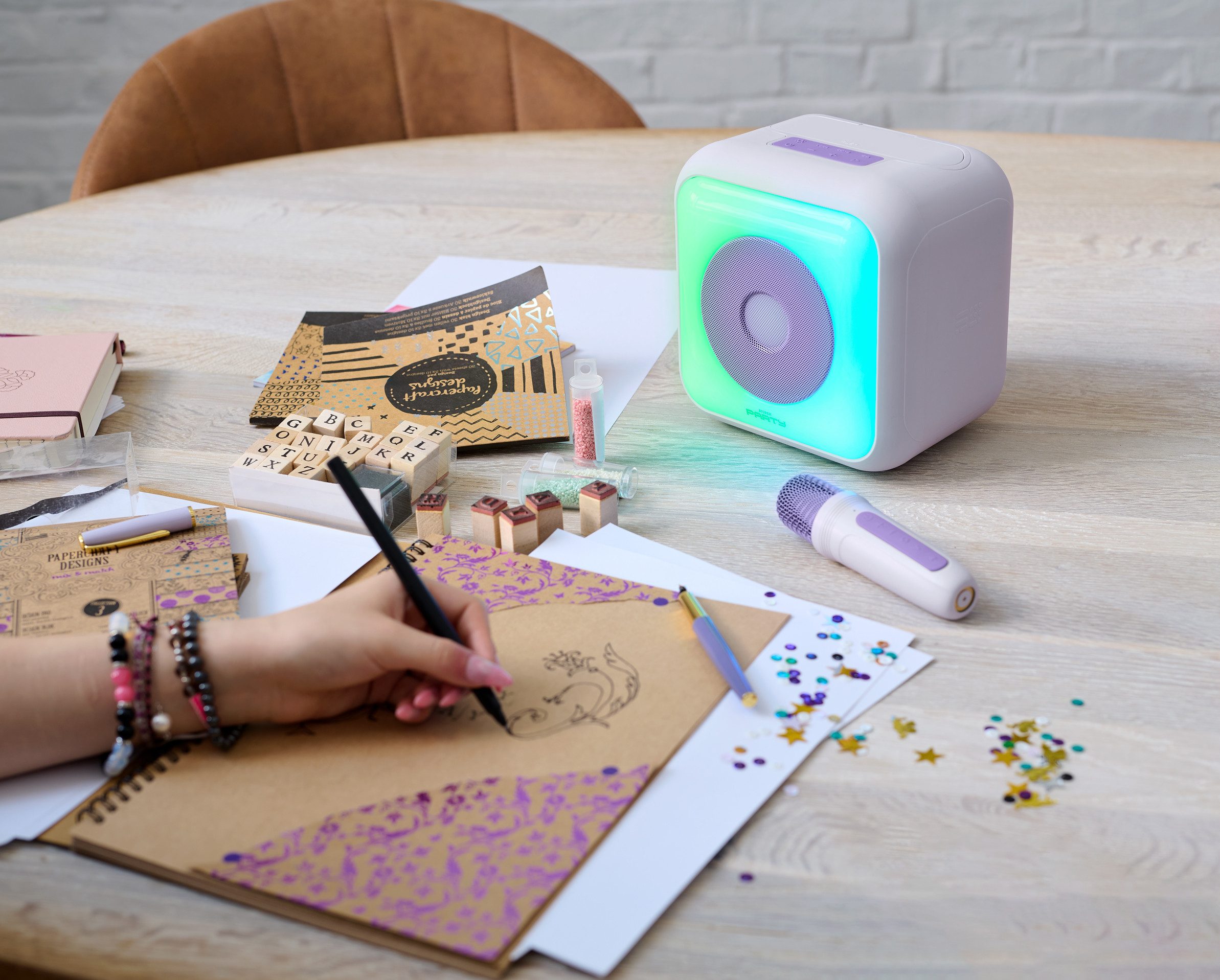 BigBen PARTY Karaoke ML [BT-Speaker/disco lighting/2 micros, lavender] Bluetooth-Lautsprecher