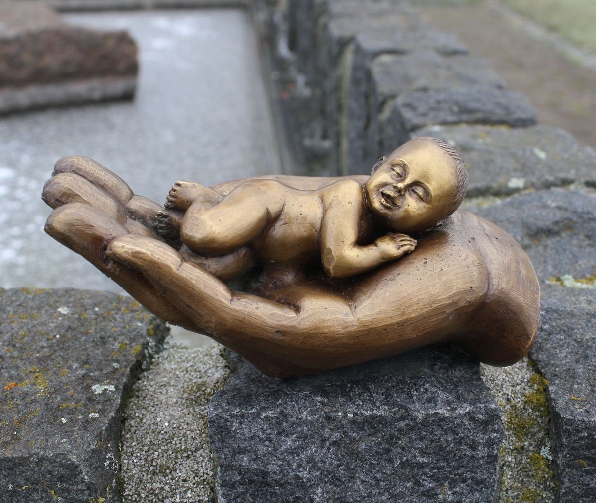 Bronzeskulpturen Skulptur Bronzefigur eines kleinen Kindes in einer Hand