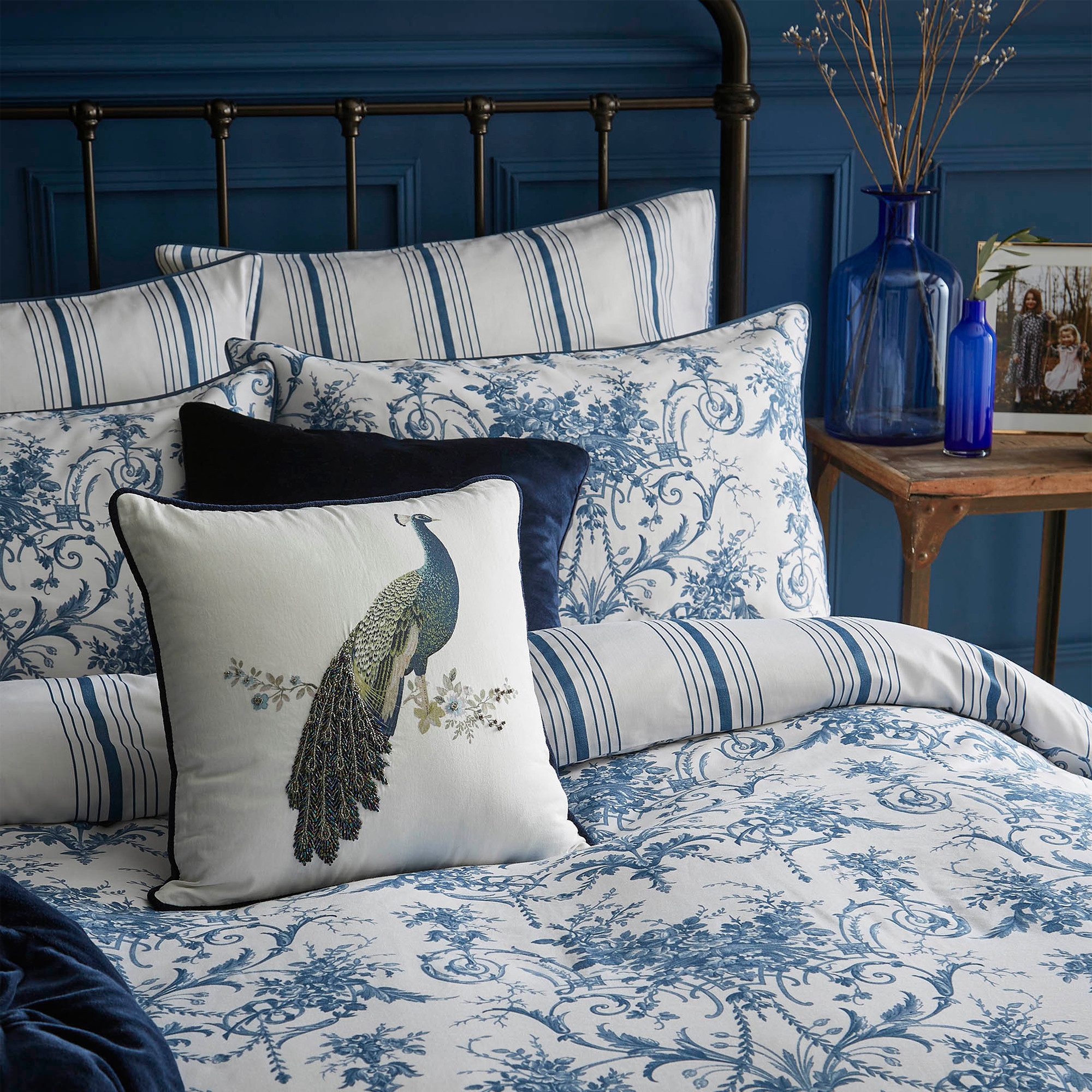 LAURA ASHLEY Wendebettwäsche Tuileries Midnight, Satin, 3 teilig, Baumwoll-Satin, mit floralem Muster, inkl 2 Kissenbezüge – Bild 5 von 5
