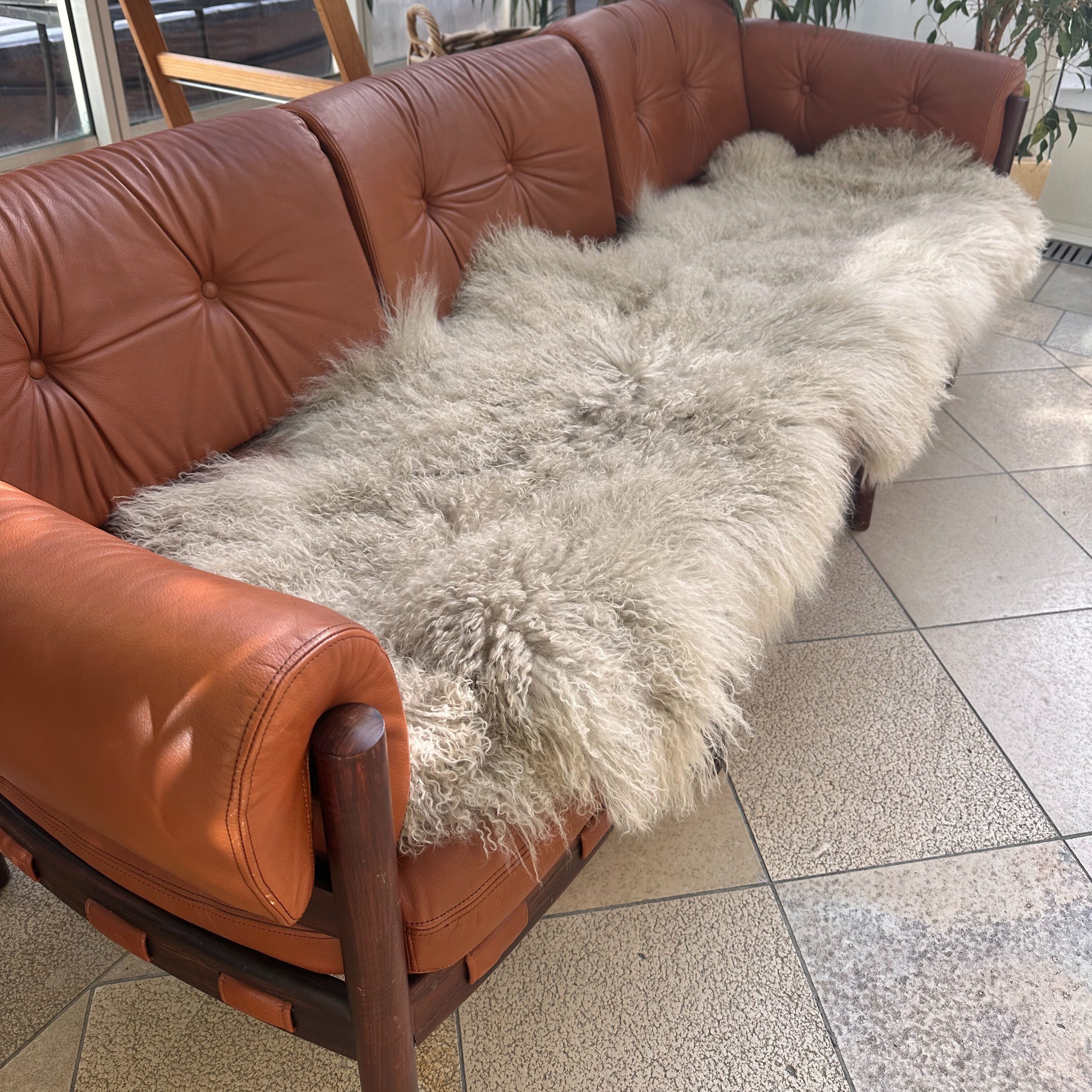 LIRA Deko Fellteppich Lammfell XXL Echtfell Läufer - mongolischer Teppich Bankauflage, fellförmig, 180 cm, extra lang, weich & langlebig, waschbar