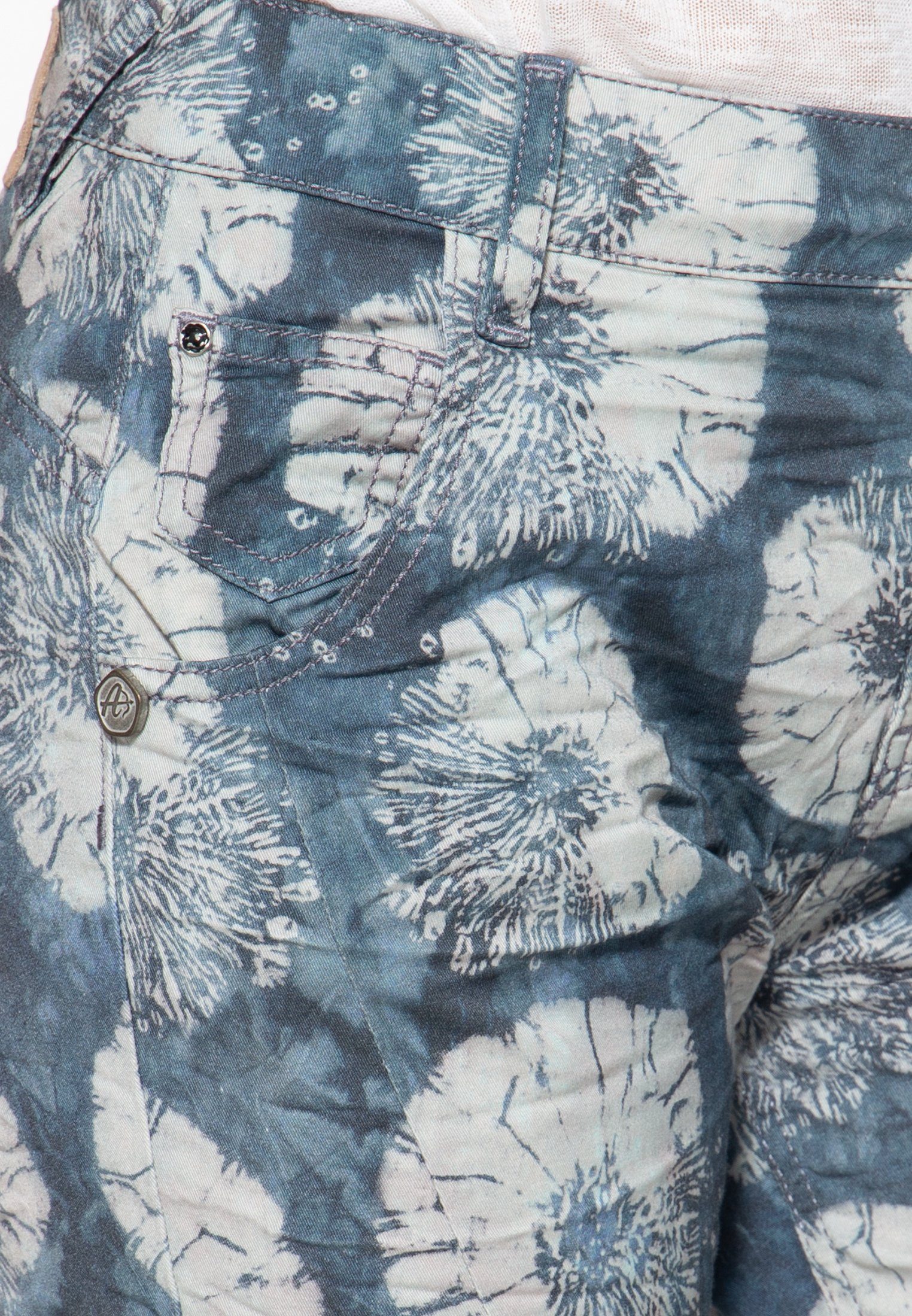 ATT Jeans Jeansshorts Gwen mit Beinaufschlag und femininem Muster