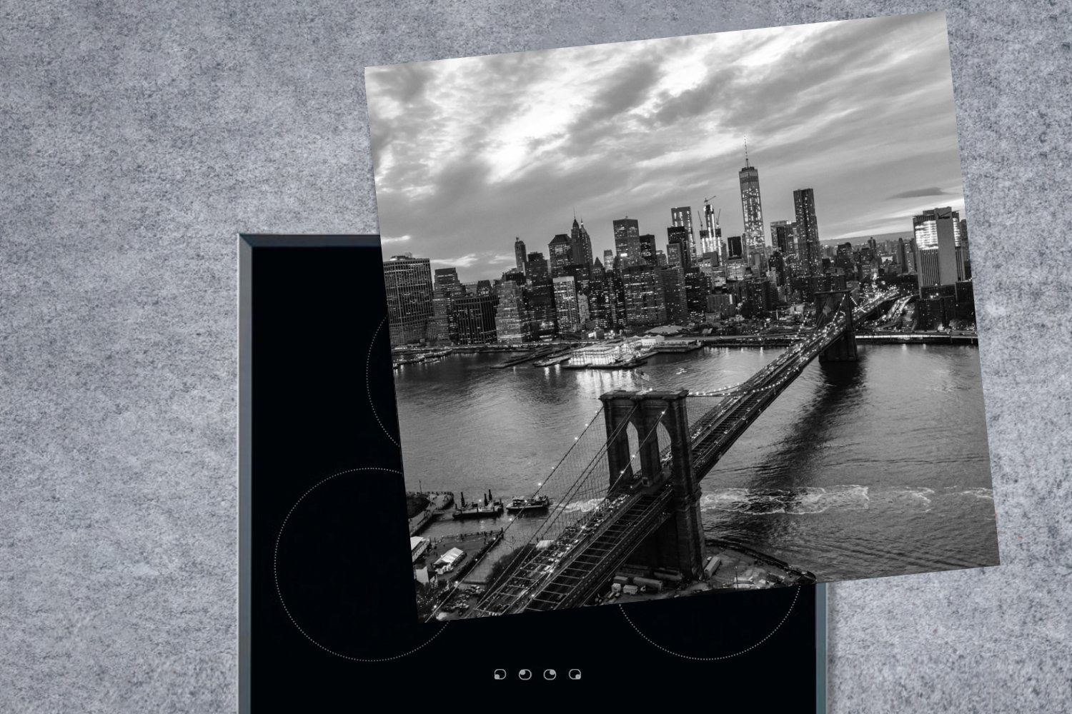 für Luftaufnahme der MuchoWow Vinyl, Brooklyn Bridge Herdblende-/Abdeckplatte 78x78 schwarz-weiß, - küche tlg), cm, Ceranfeldabdeckung, Arbeitsplatte (1