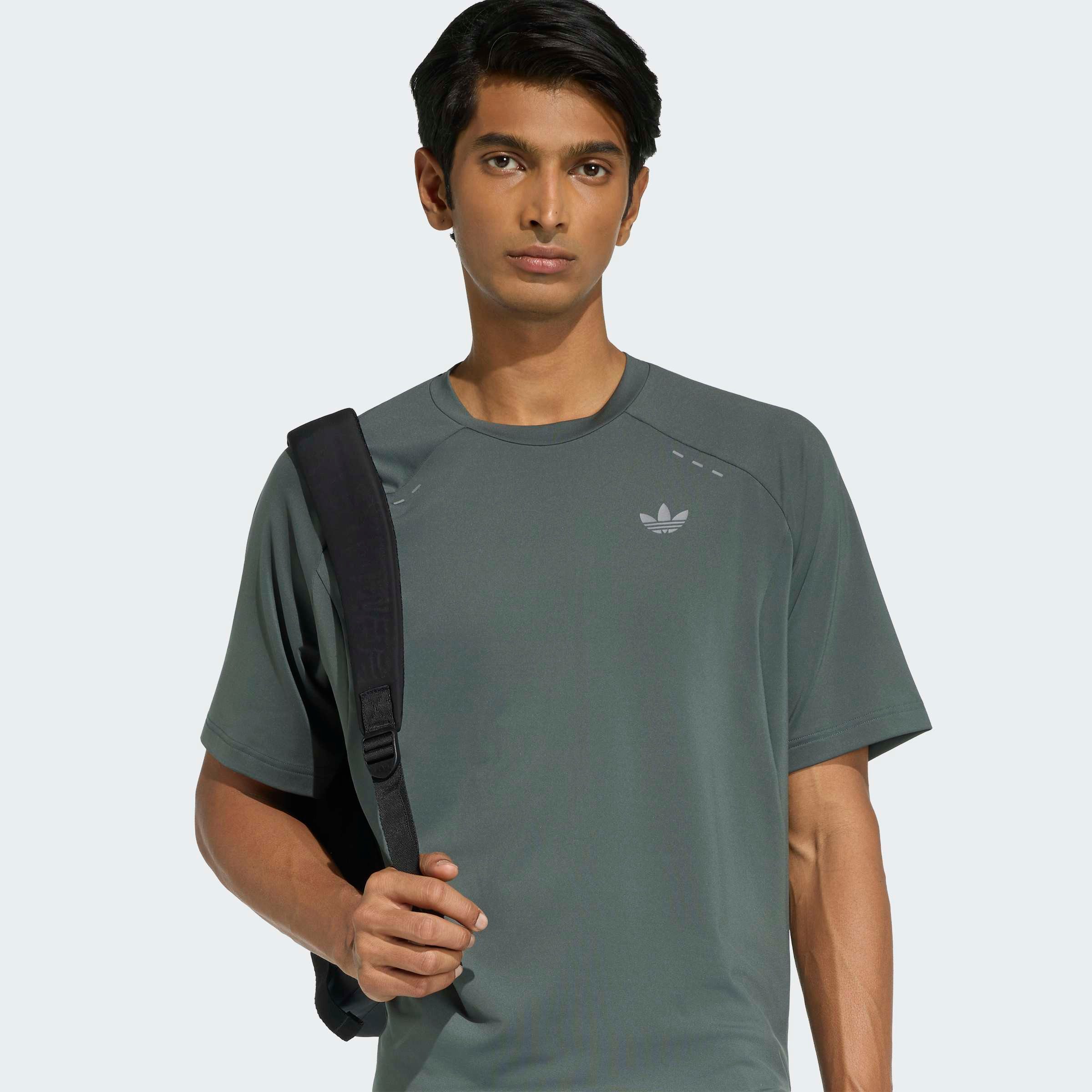 adidas Originals T-Shirt TECH ESS POLY T sportlicher Stil, ohne Verschluss, aus Polyester