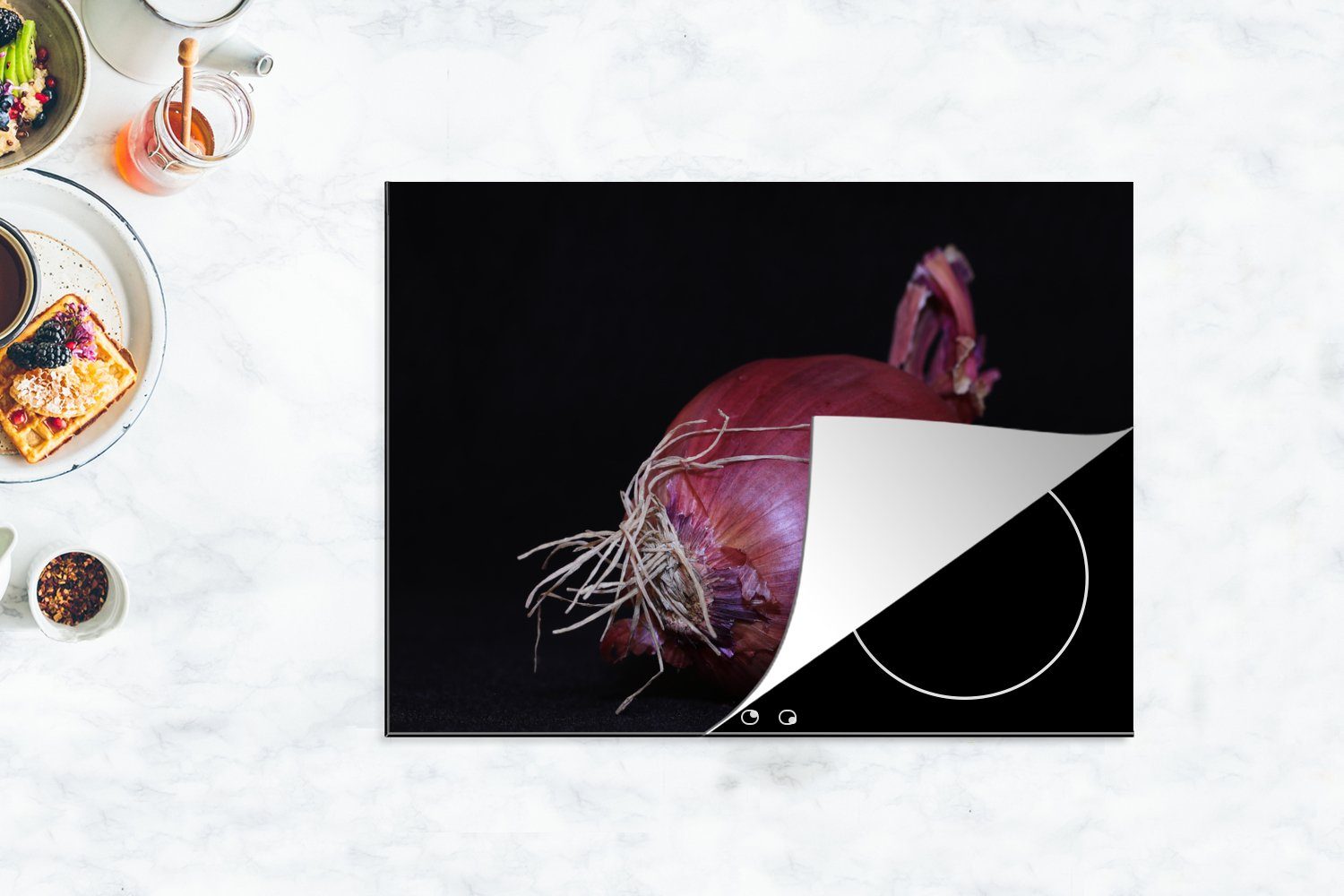 MuchoWow Herdblende-/Abdeckplatte Rote Zwiebel mit nutzbar, tlg), violettem Hintergrund, Ceranfeldabdeckung (1 cm, Vinyl, 70x52 schwarzem auf Arbeitsfläche Äußeren Mobile