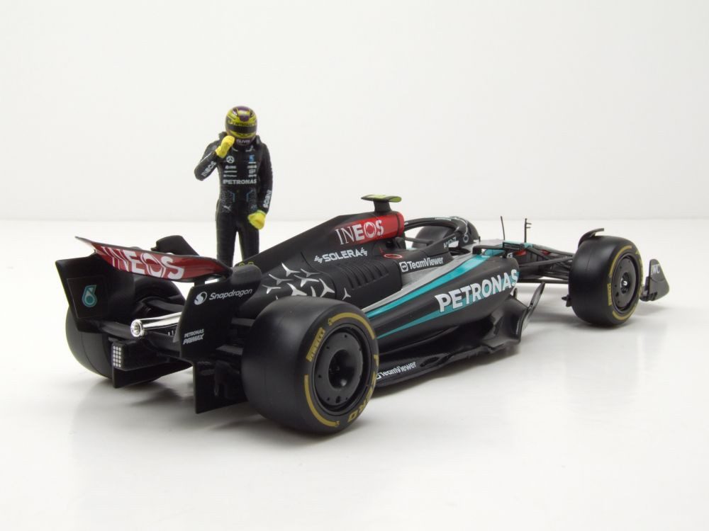 Bburago Modellauto Mercedes AMG W15 E #44 Formel 1 2024 mit Hamilton Figur, Maßstab 1:24
