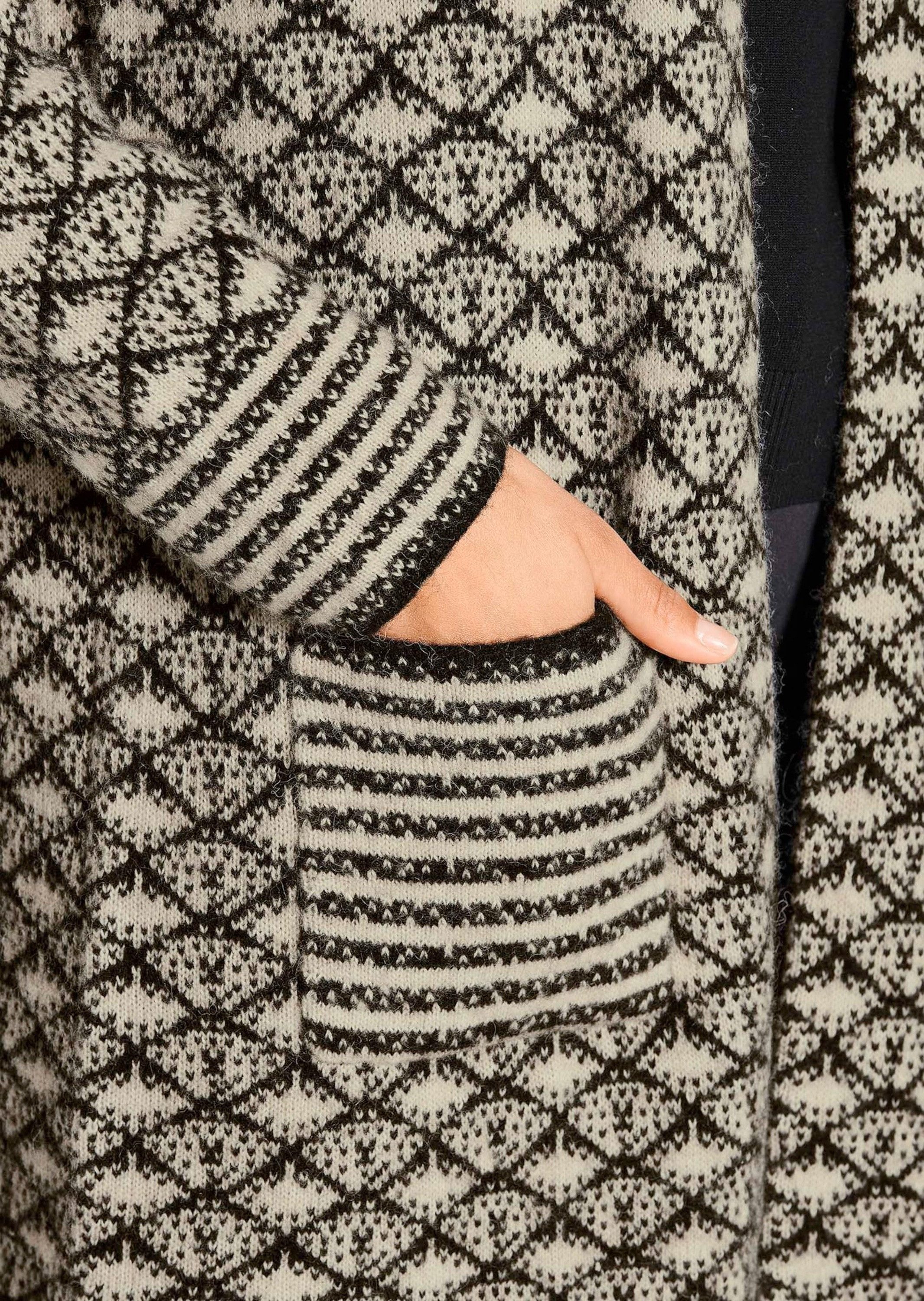 MADELEINE Strickjacke Herbstcardigan mit grafischem Muster Kragenlose Longjacke mit aufgesetzten Taschen und Langarm – Bild 3 von 5