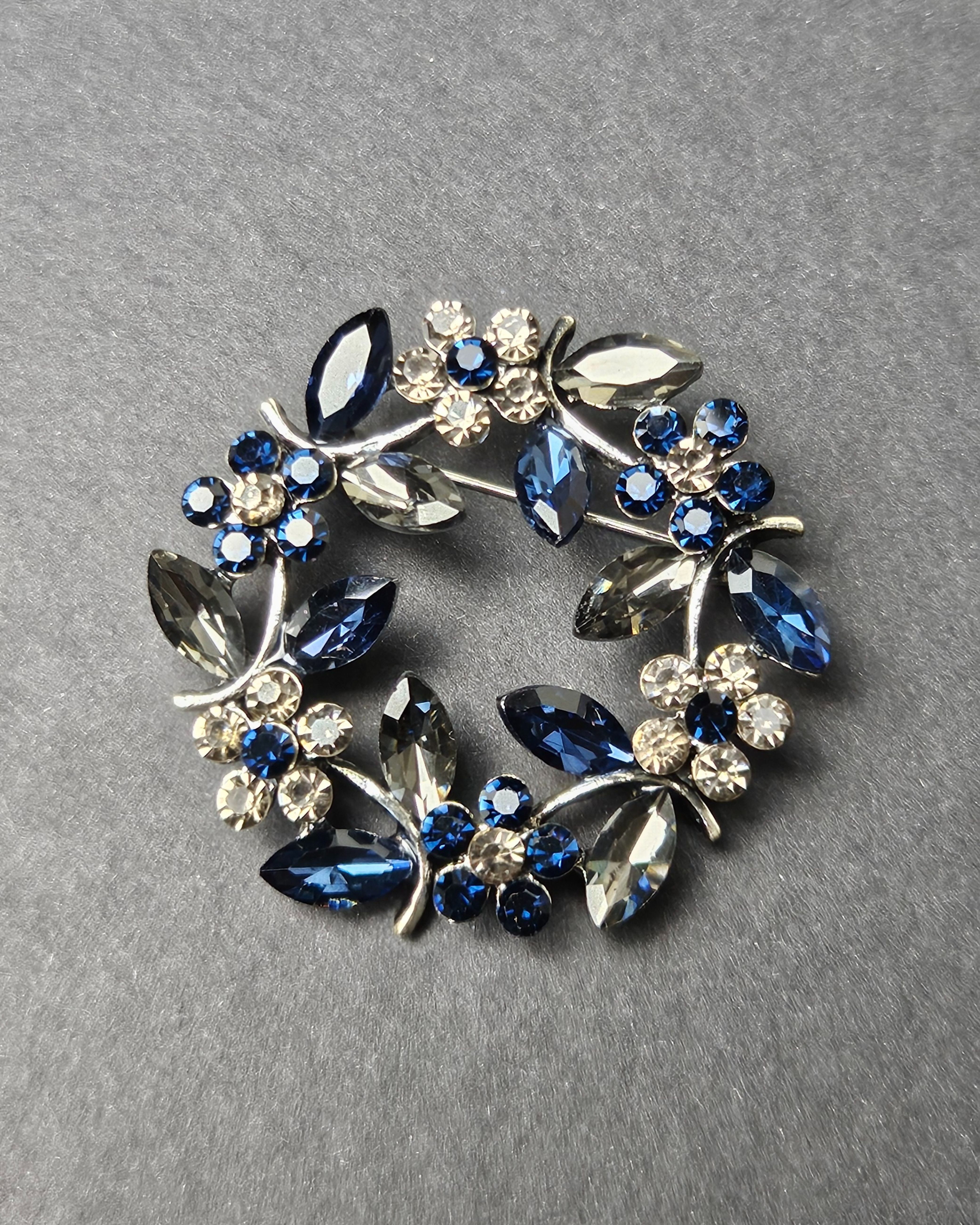 MayTree Brosche "Blumenkranz", mit Strass-Steinen, dunkelblau anthrazit (St günstig online kaufen