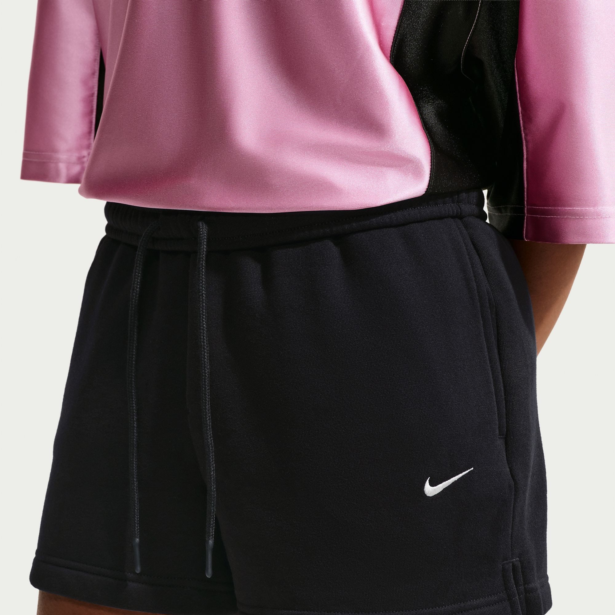 Nike Sportswear Shorts W NK STDO FLC MW MR STD 4 SHRT mit Eingrifftaschen, ca. Mitte Oberschenkel lang, gerade Beinform – Bild 4 von 5