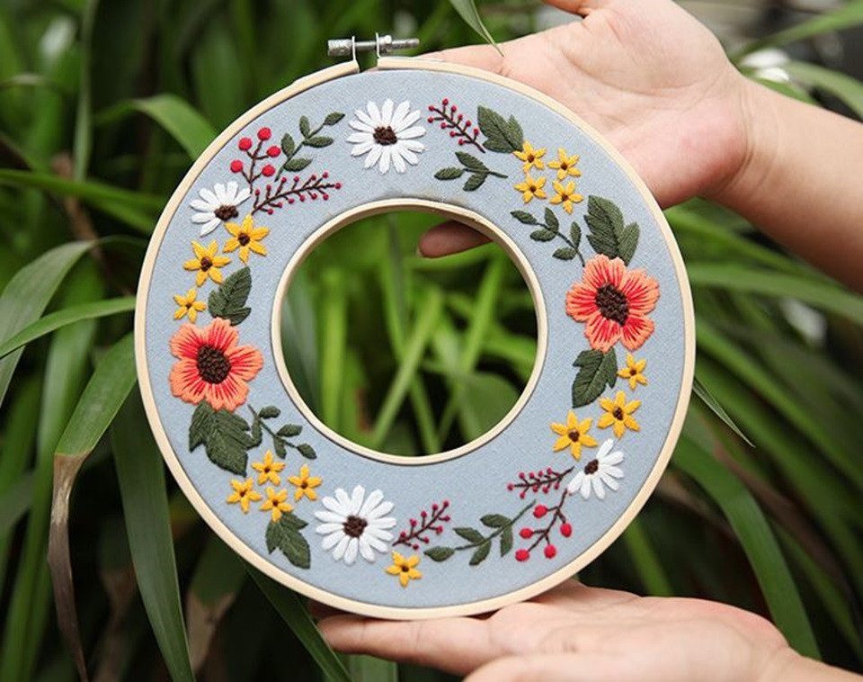 101DIYStudio Kreativset Stickset Anfänger Blumenkranz mit Doppel-Stickrahmen, (Geschenk Geburtstag Hochzeit, Stickerei Set Erwachsene), Kreative Form