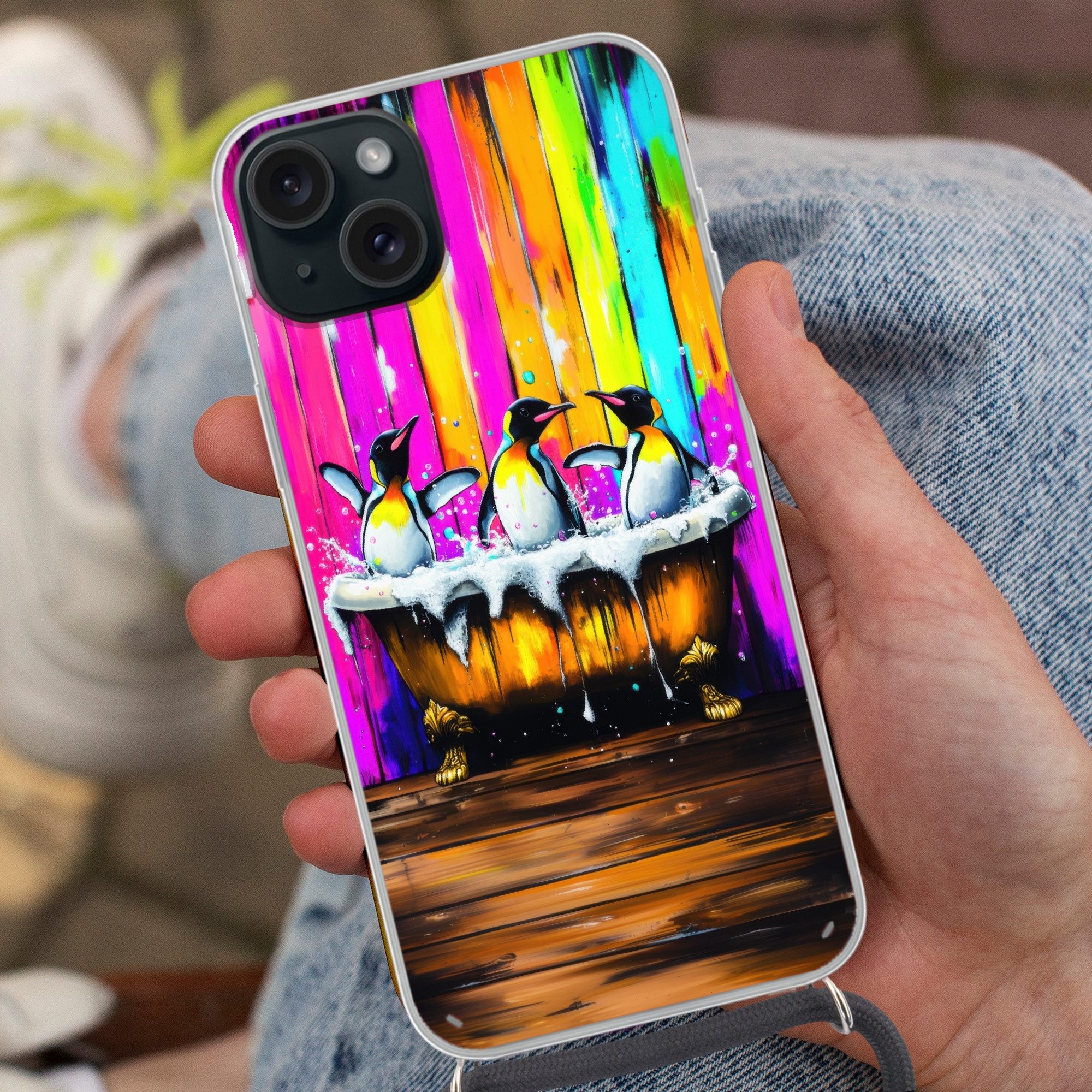MuchoWow Handyhülle für Apple iPhone 15 Plus Pinguine - Badewanne - Bunt - Schaumstoff, Tragbare Handyhüllen mit Kette zum umhängen, Handykette Handyband
