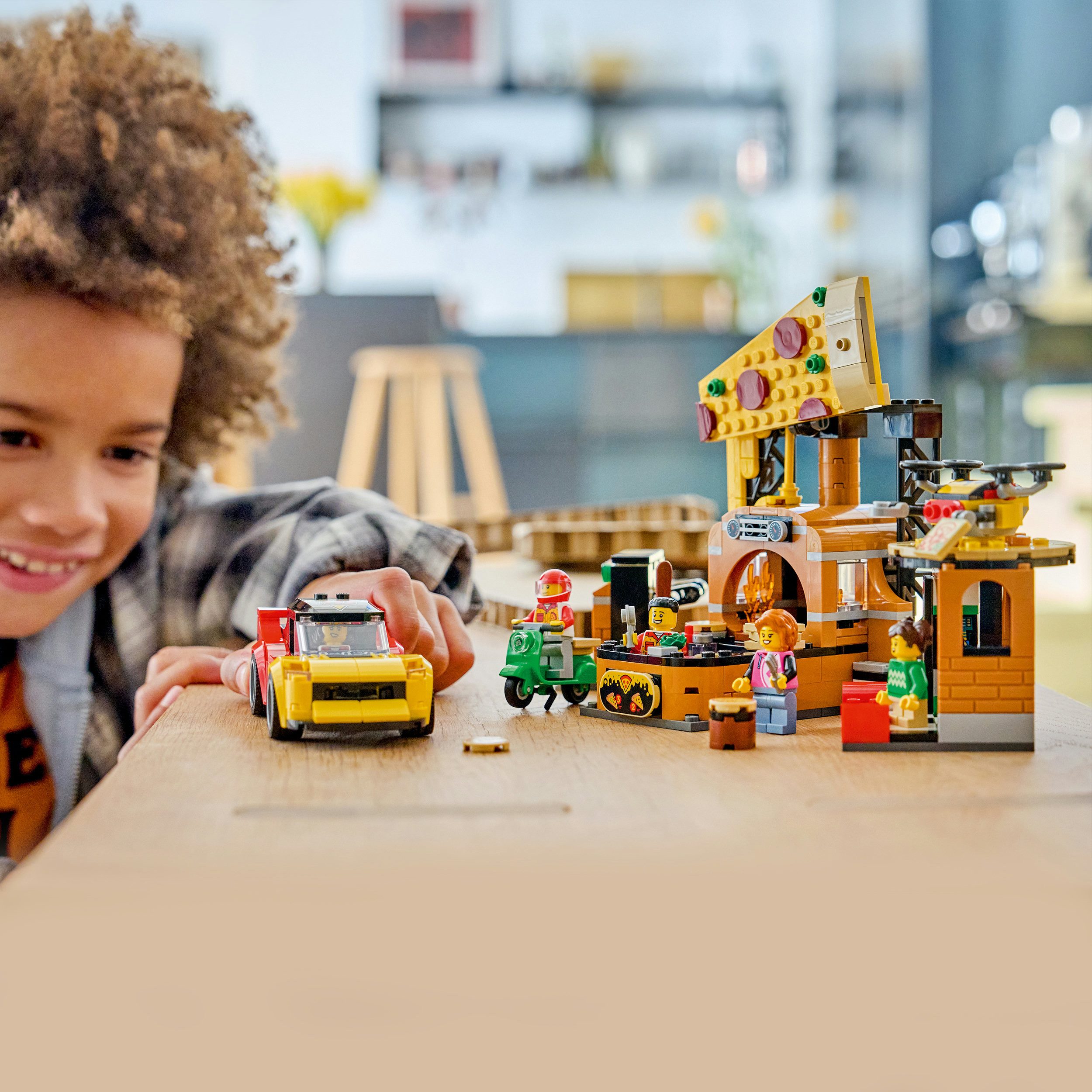 LEGO® Pizza-Liefererlebnis mit Fahrzeugen (60496), LEGO City Konstruktionsspielsteine, (494 St), Made in Europe – Bild 2 von 5