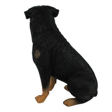 colourliving Tierfigur Hunde Figur Rottweiler sitzend Hund Tierfigur 30cm, handbemalt, mit Filzplättchen, realistische Darstellung