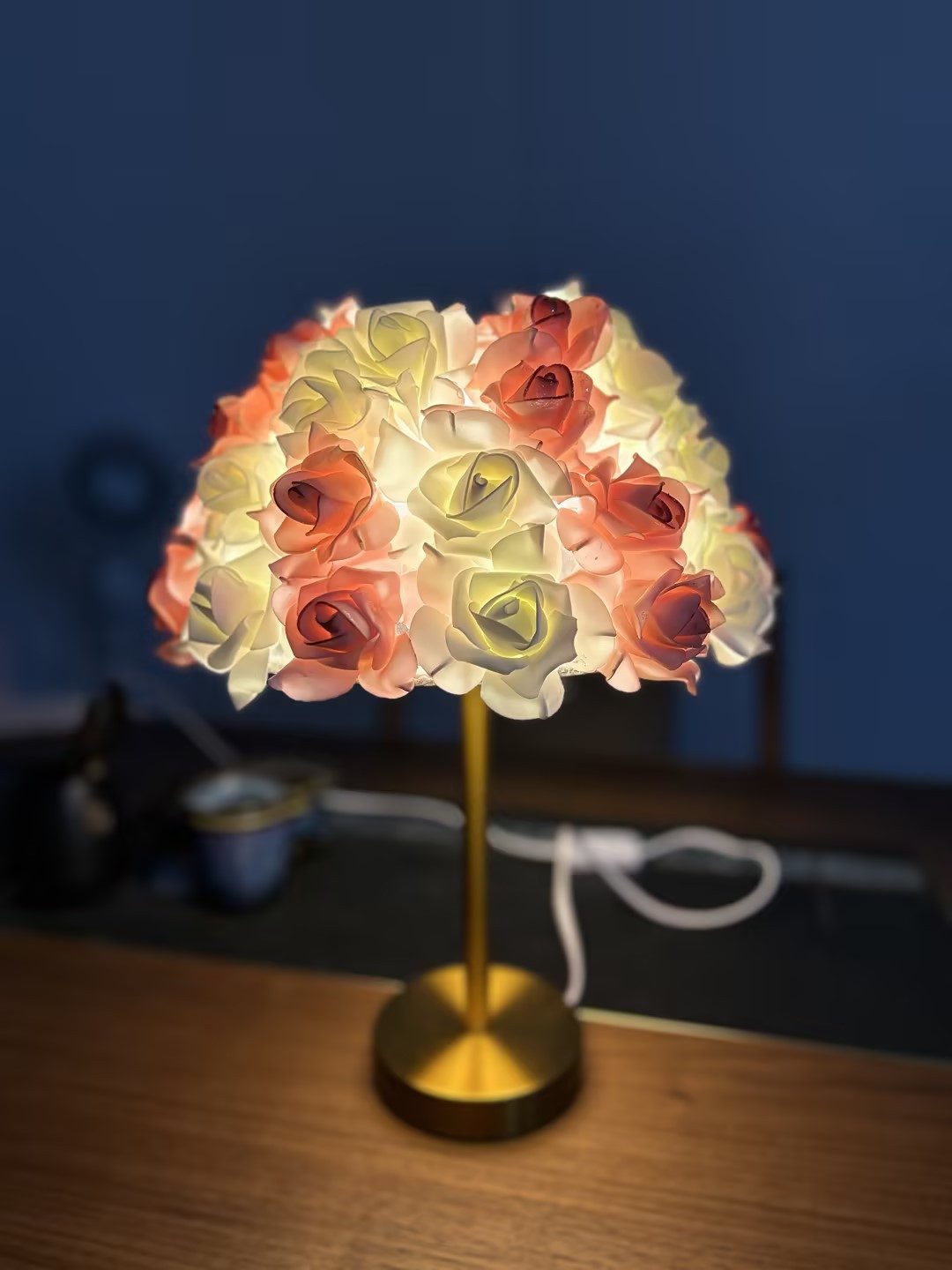 JDONG Nachttischlampe Kreative Blumen Schreibtischlampe,Rosa-Weiß / Rosa Flowers Tischlampe, ohne Leuchtmittel, Nachttischlampe mit Rosenlichtschirm, Romantische Tischleuchte für Schlafzimmer Büro Kinder Hotel Café