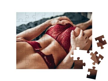 puzzleYOU Puzzle Leidenschaftliches Paar beim Liebesspiel im Bett, 48 Puzzleteile, puzzleYOU-Kollektionen Erotik