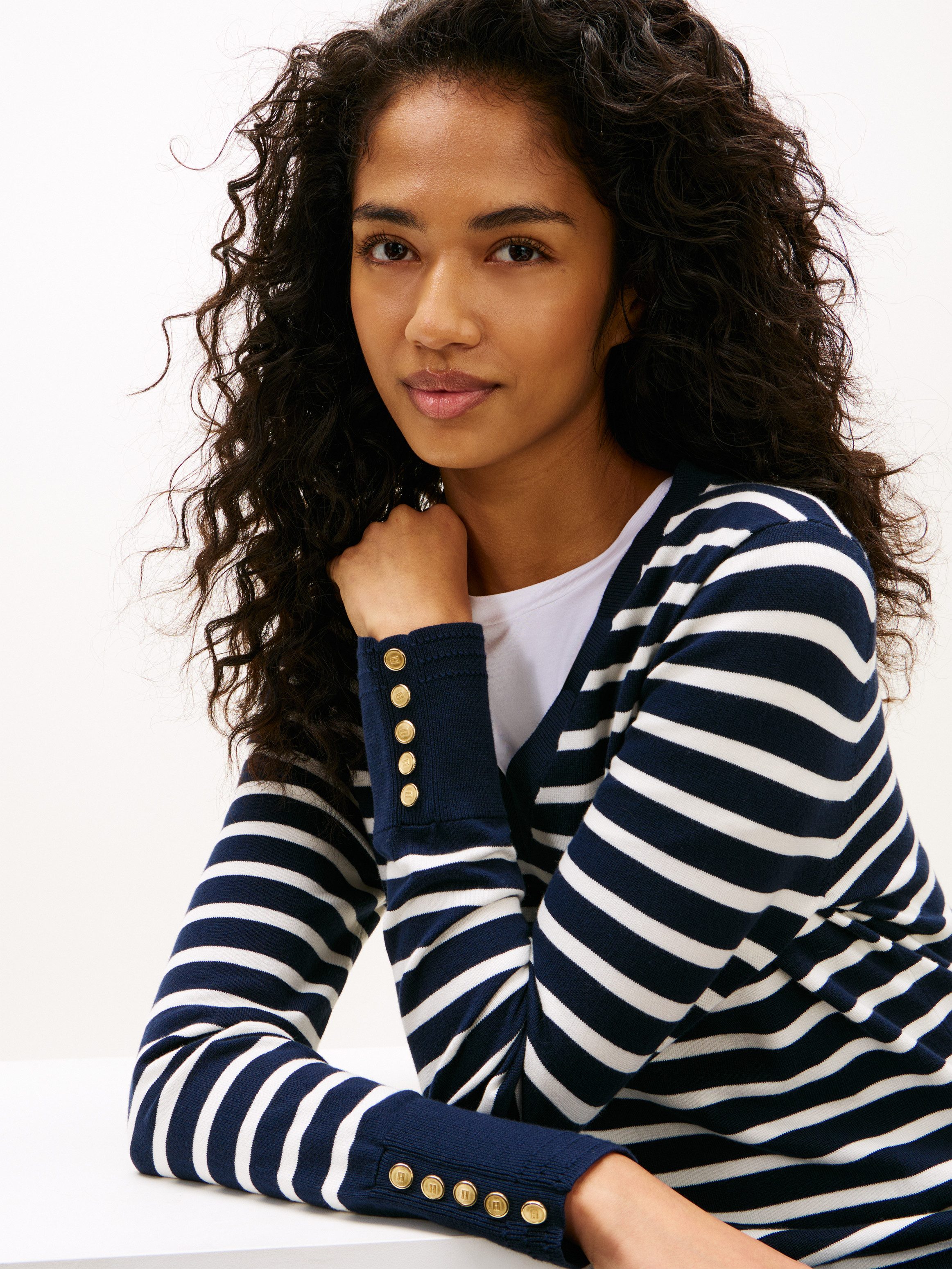 Tommy Hilfiger Strickpullover STITCH V-NECK mit Knopfdetail am Ärmel, Regular Fit