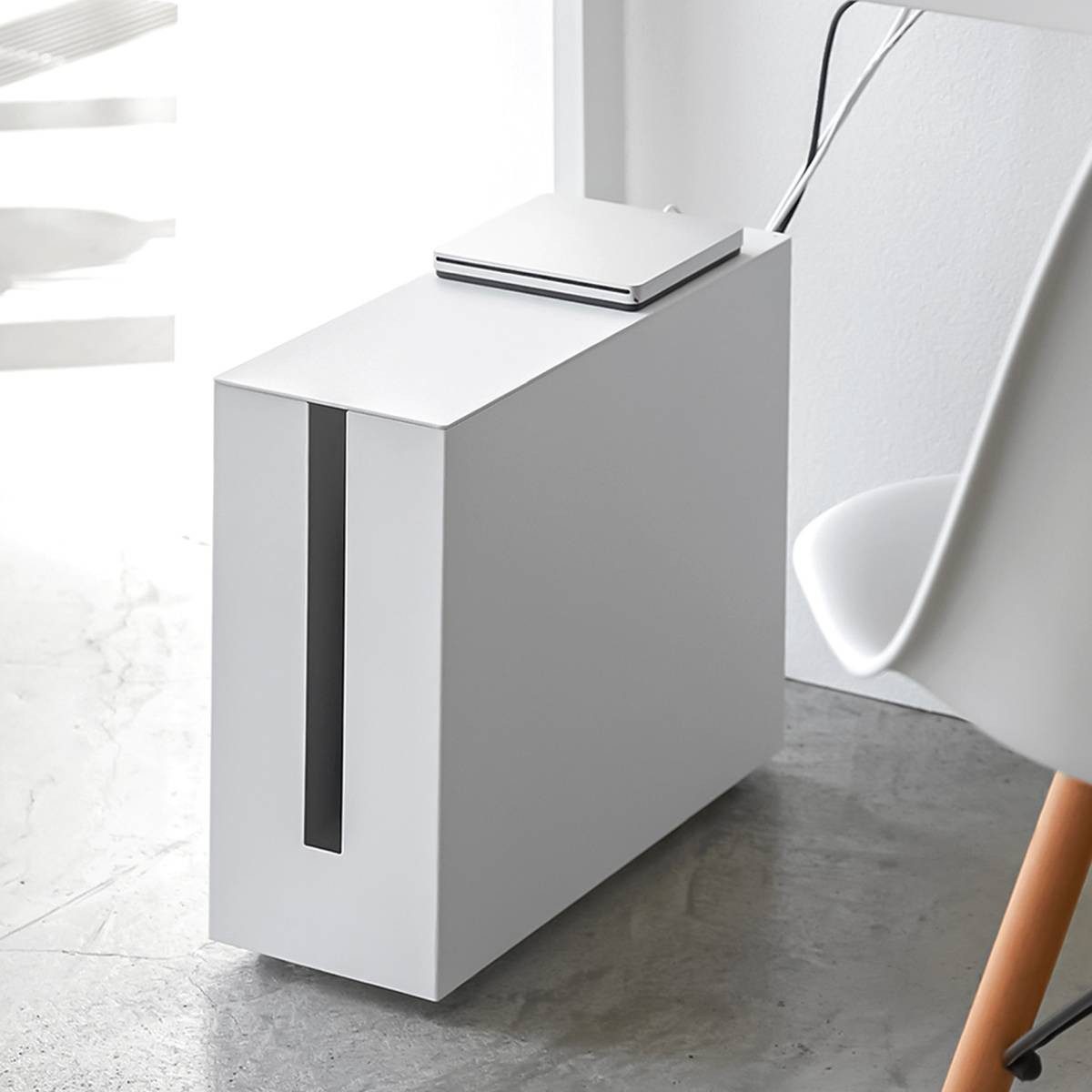 Yamazaki Kabelbox "Tower" 15x34x40cm für Schreibtisch, Kabelmanagementbox, Kabelorganizer auf Rollen, aus Metall