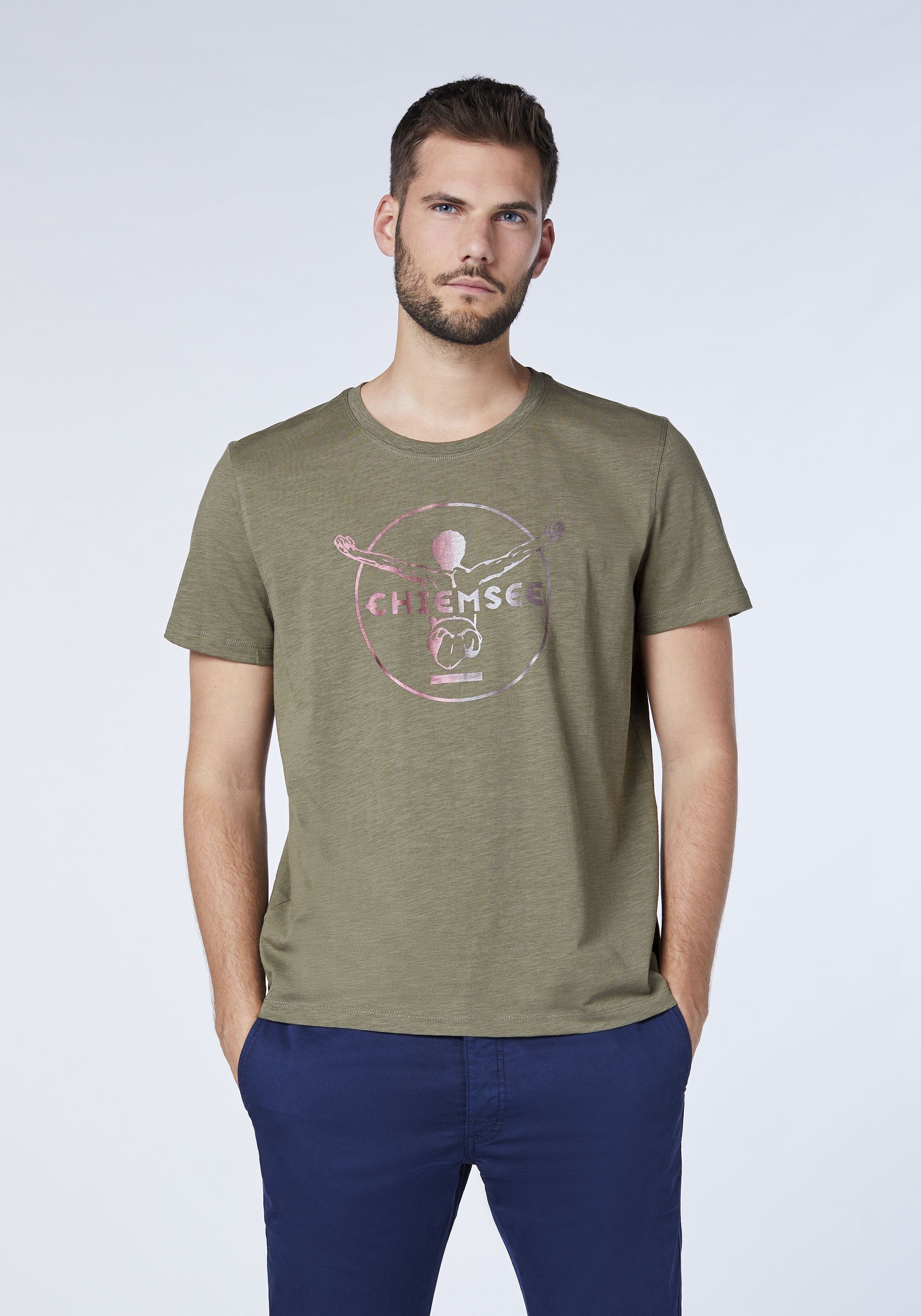 Chiemsee Print-Shirt T-Shirt mit gedrucktem Dusty Olive Label-Symbol 1