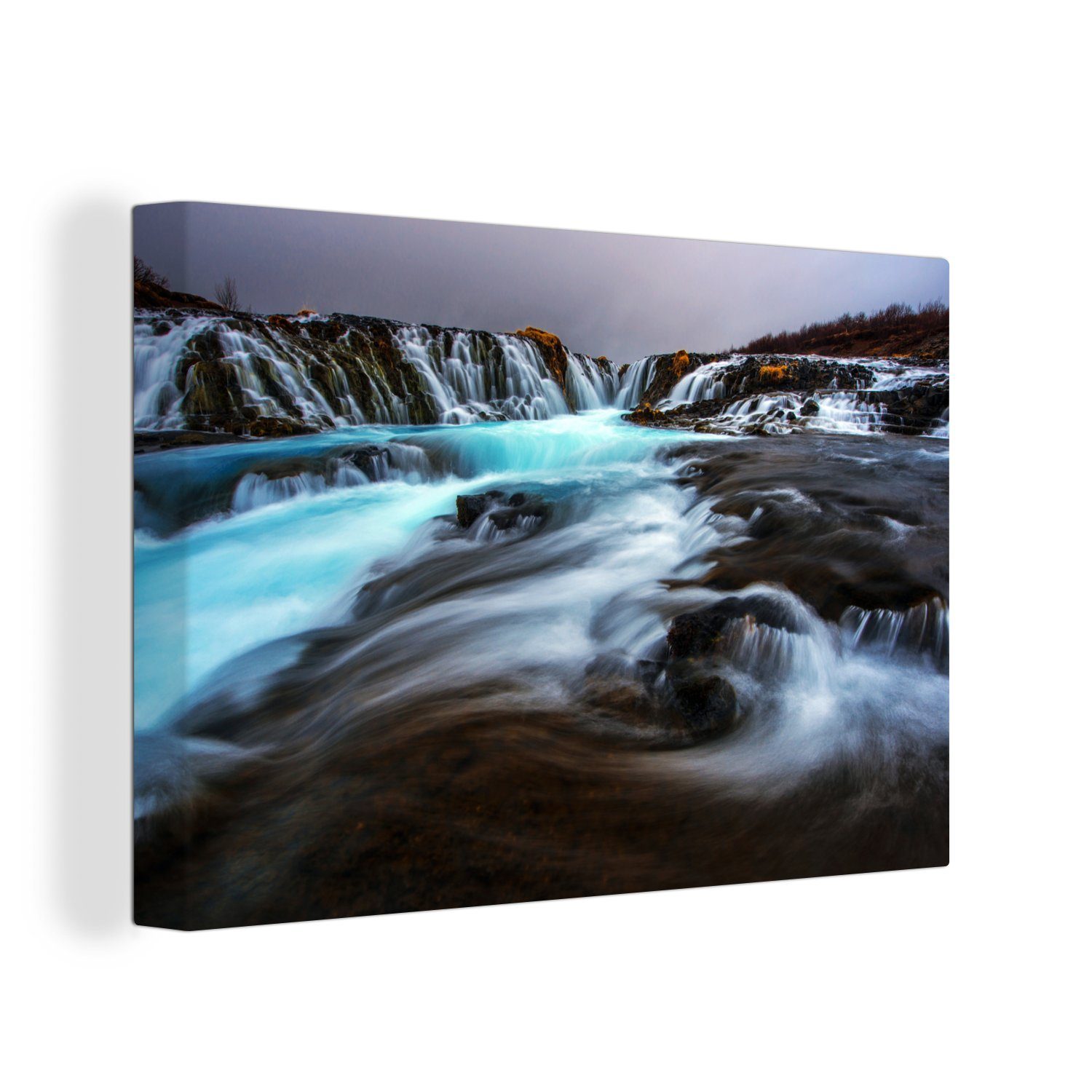 OneMillionCanvasses® Leinwandbild Der Wasserfall am Geysir in Island an einem dunklen Tag, (1 St), Wandbild Leinwandbilder, Aufhängefertig, Wanddeko, 30x20 cm