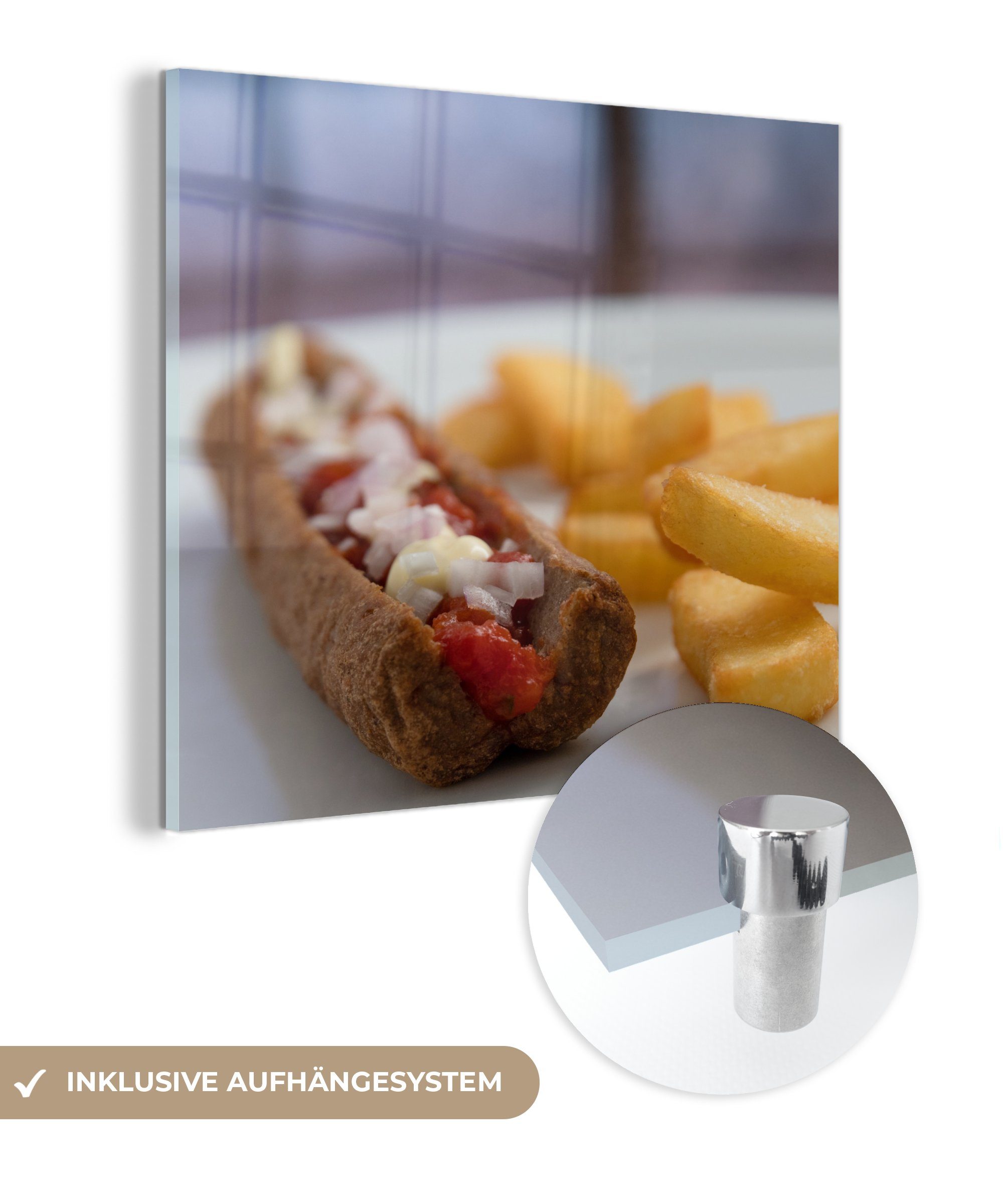 MuchoWow Acrylglasbild Leckeres Frikandel-Spezial mit Pommes frites, (1 St), Glasbilder - Bilder auf Glas Wandbild - Foto auf Glas - Wanddekoration