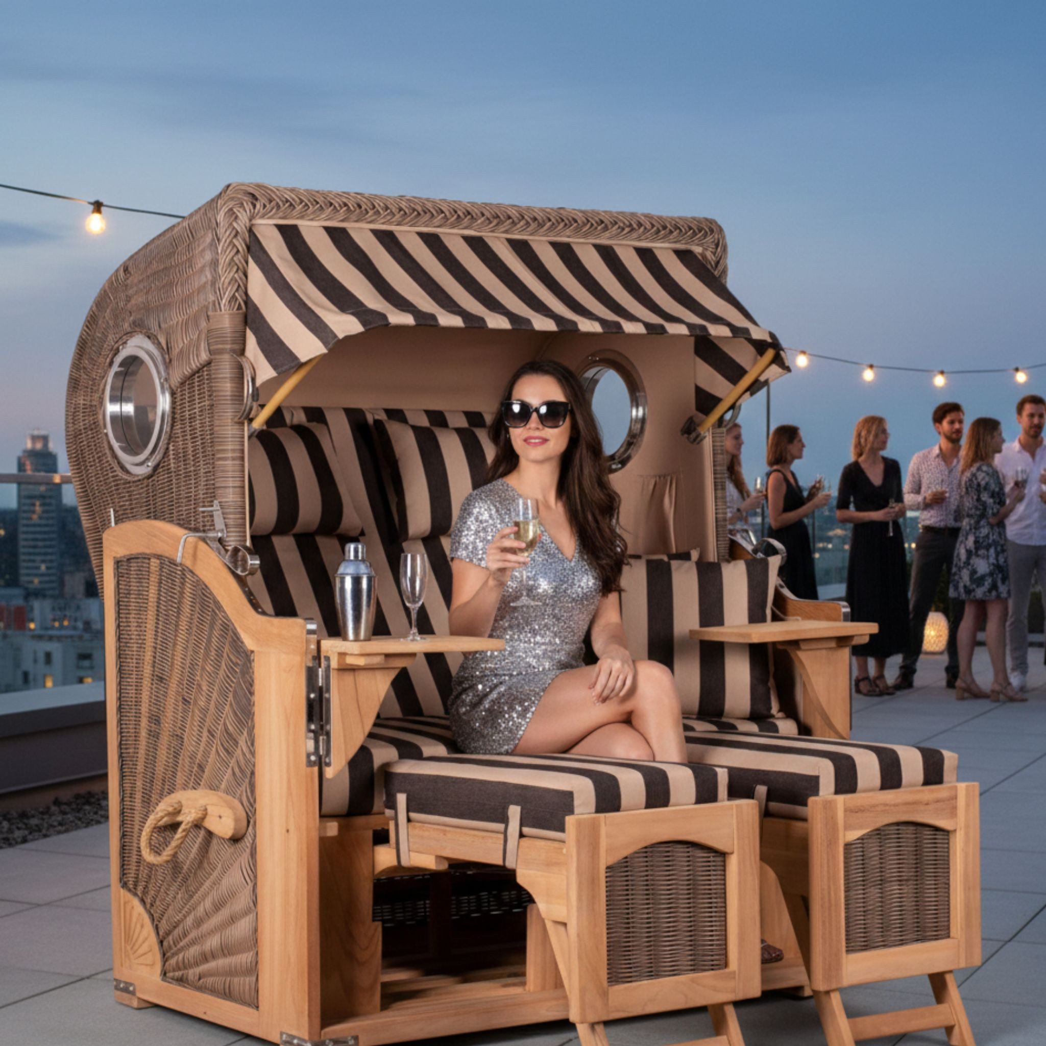 MR.DEKO Strandkorb Düne 2-Sitzer Teak Bullauge wetterfest PE-Geflecht grey, BxTxH: 125x80x170 cm, Düne, Düne, (Fertig montierter Strandkorb für Garten, Terrasse & Balkon), Wetterfester Volllieger mit Edelstahlbeschlägen & waschbaren Polstern