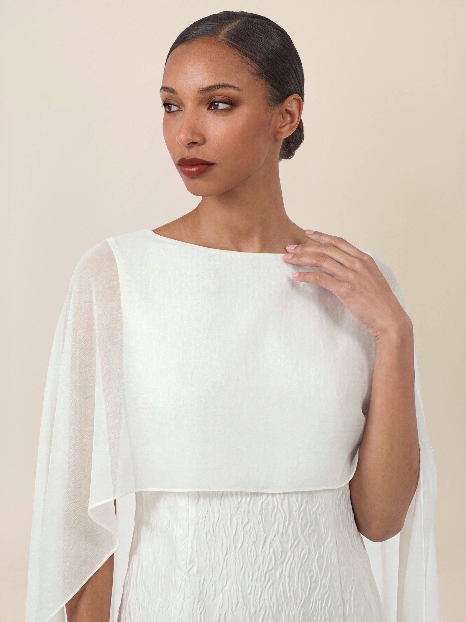 Apart Brautkleid mit Cape-Effekt