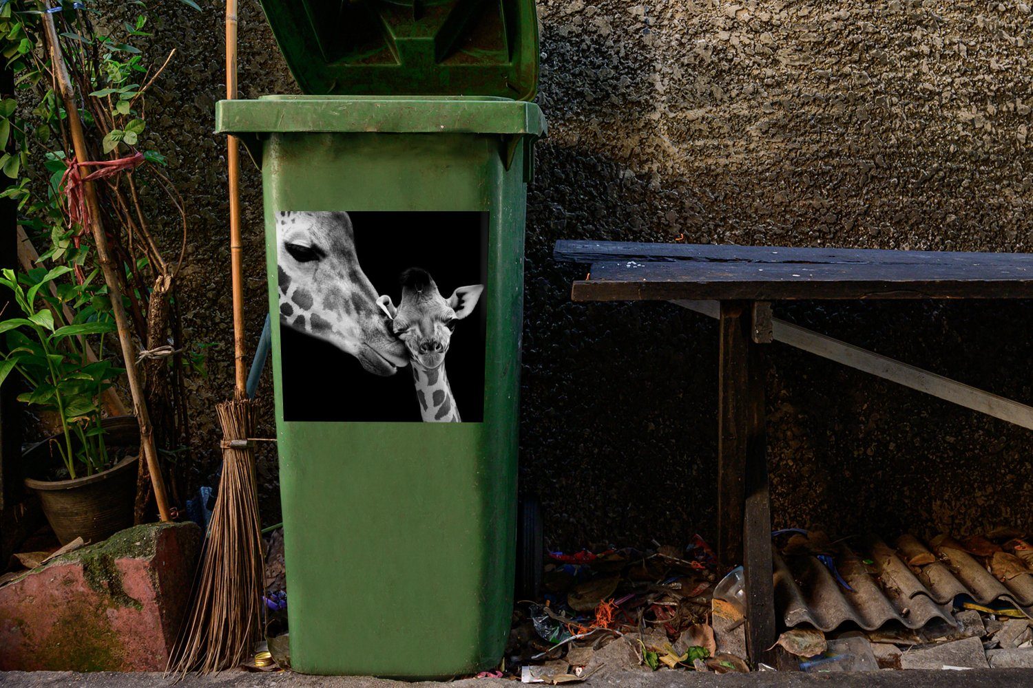 Porträt - - Wandsticker - Tiere (1 Sticker, Schwarz Mülltonne, Weiß - St), MuchoWow Abfalbehälter Mülleimer-aufkleber, Giraffe Container,