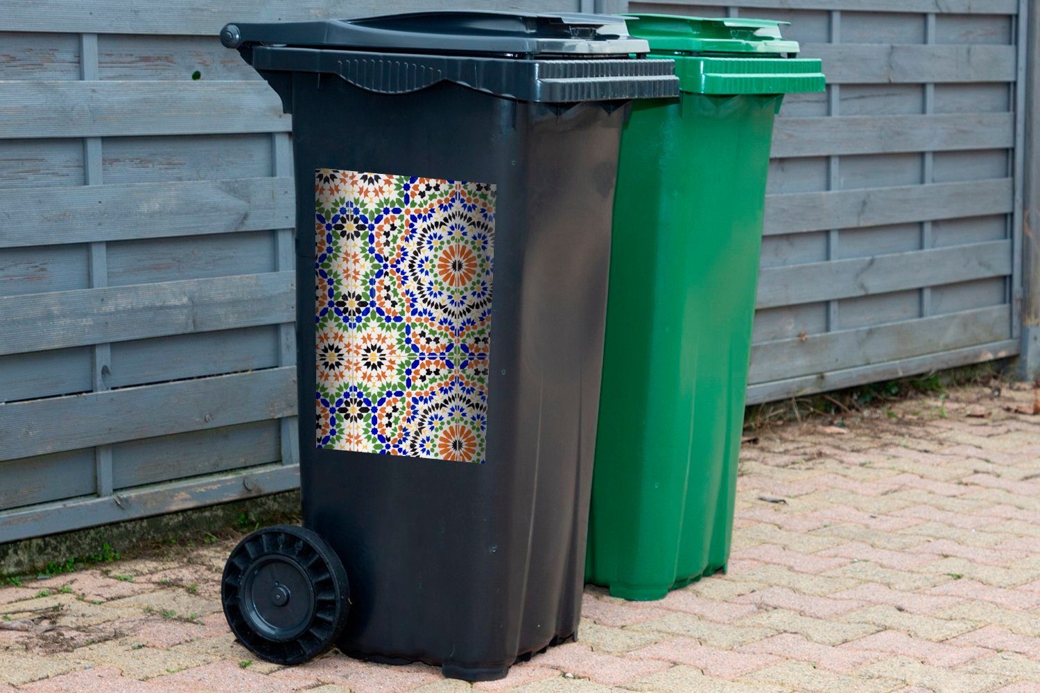 (1 St), Mülleimer-aufkleber, verschiedenen Container, Sticker, vielen Abfalbehälter MuchoWow Wandsticker Ein Mosaikdetail mit Mülltonne, Formen