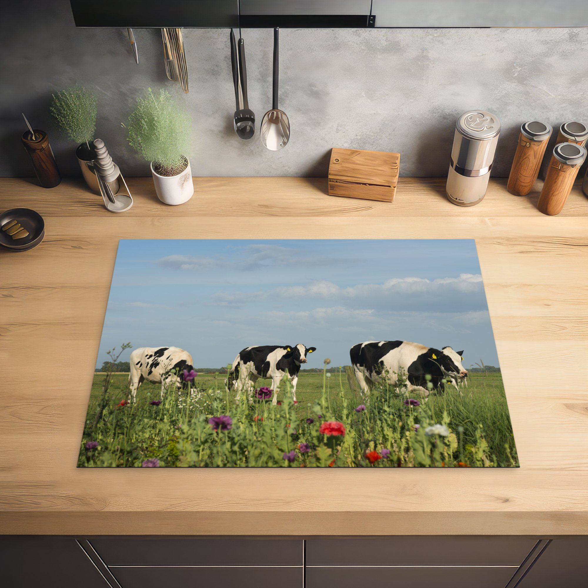 küche, Schutz Ceranfeldabdeckung Induktionskochfeld - - Blumen - Herdblende-/Abdeckplatte Vinyl, 71x52 tlg), MuchoWow cm, die Tiere, (1 Kuh für Gras