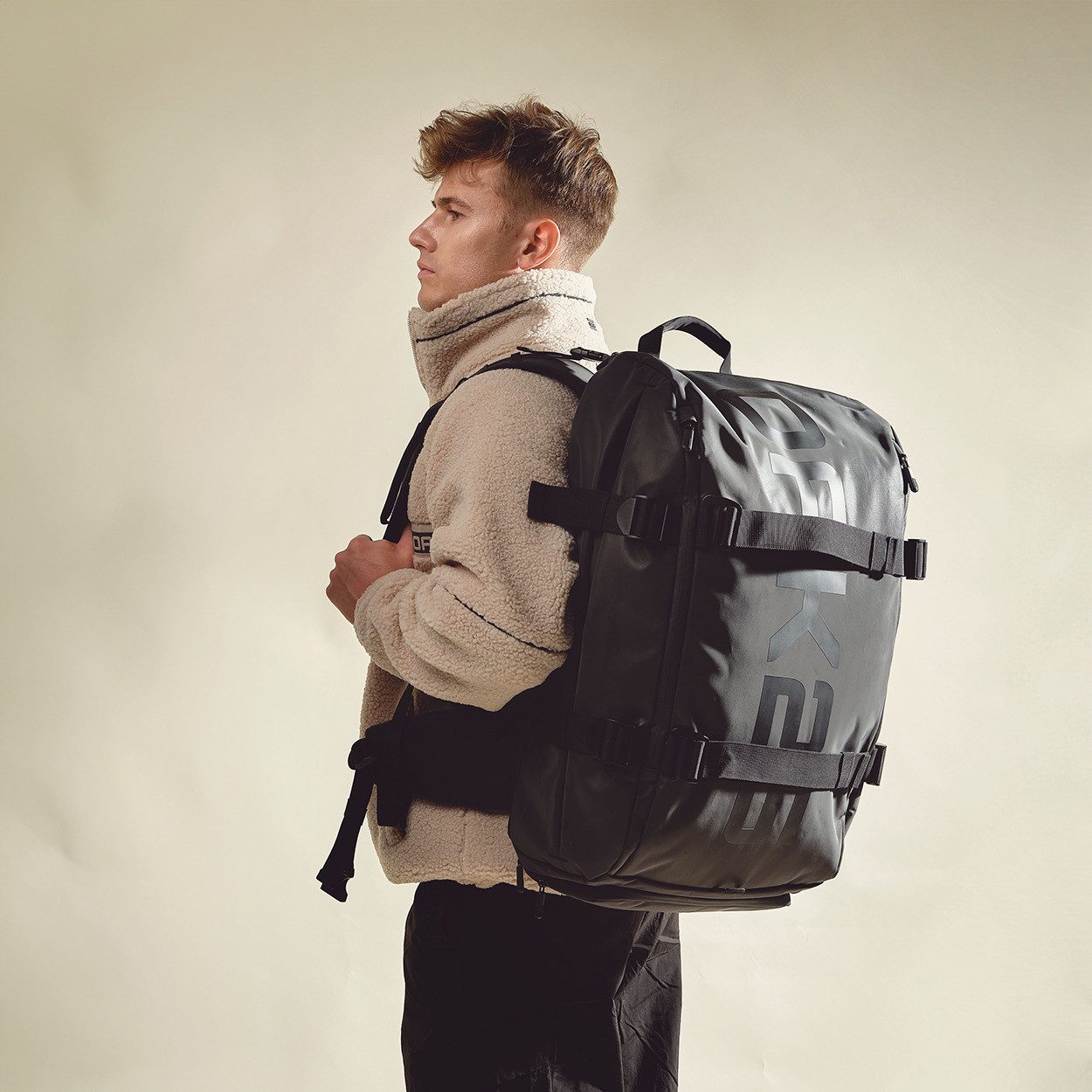 OAK25 Reiserucksack Luminite Traveller Reiserucksack reflektierend, Travel Backpack 33L für Reisen, Wandern, Weekend Trips