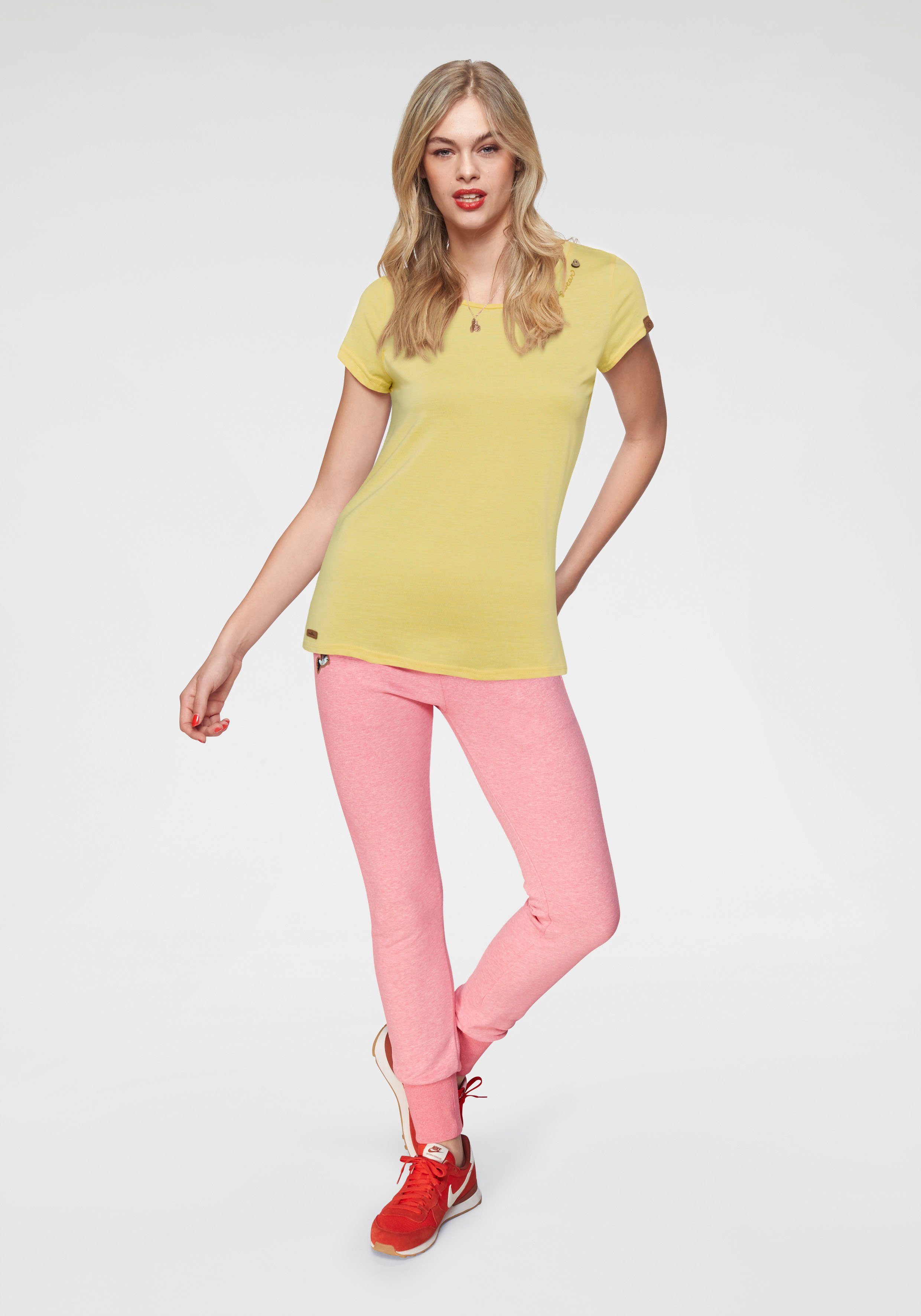 in Zierknopf-Applikation mit natürlicher MINT Holzoptik und Logoschriftzug T-Shirt Ragwear 6028 O yellow