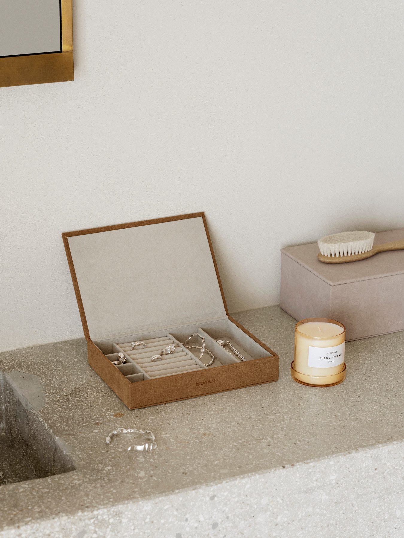 blomus Aufbewahrungsbox Schmuckaufbewahrung -SAHLA- Schmuckbox, Schatulle, Kiste für Schmuck (1 St., 1x), Funktionales Design, klare Linien, Wildlederoptik, Org – Bild 4 von 5