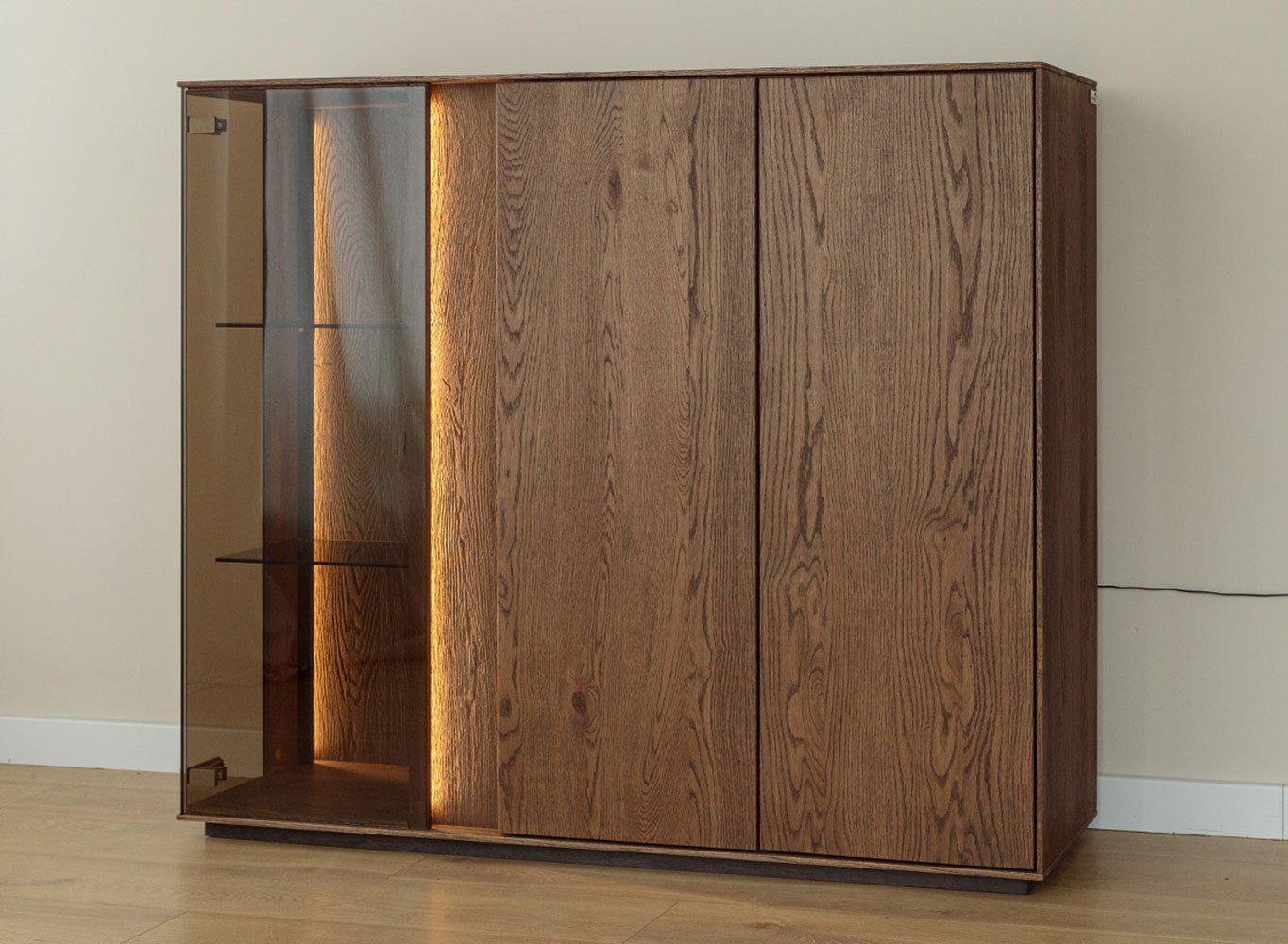 Feldmann-Wohnen Vitrine Collodi (3-türig, mit Einlegeböden, mit Glaseinsatz, 1-St., Massivholz, geölte Oberfläche) 135x37x115cm 3-türig Wildeiche Tabak