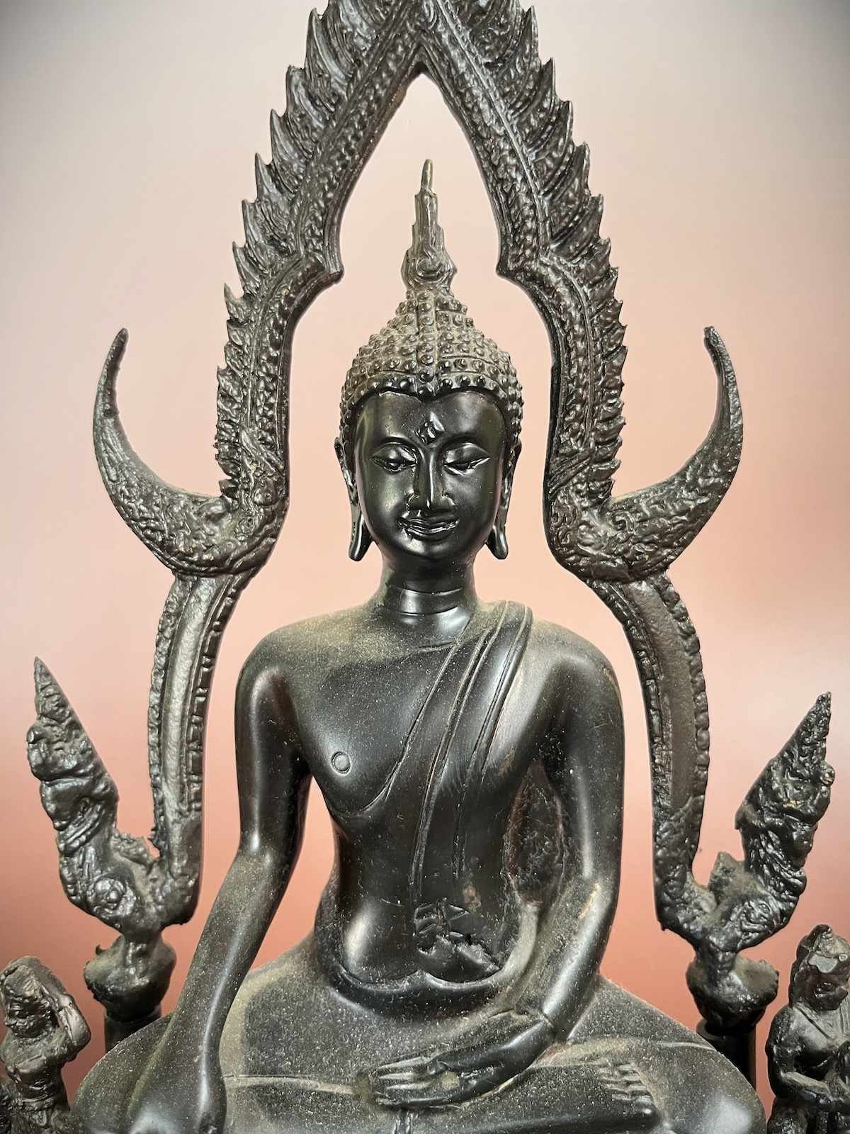 Asien LifeStyle Buddhafigur Phra Figur Chinnarat Thailand Phutta Buddha Bronze