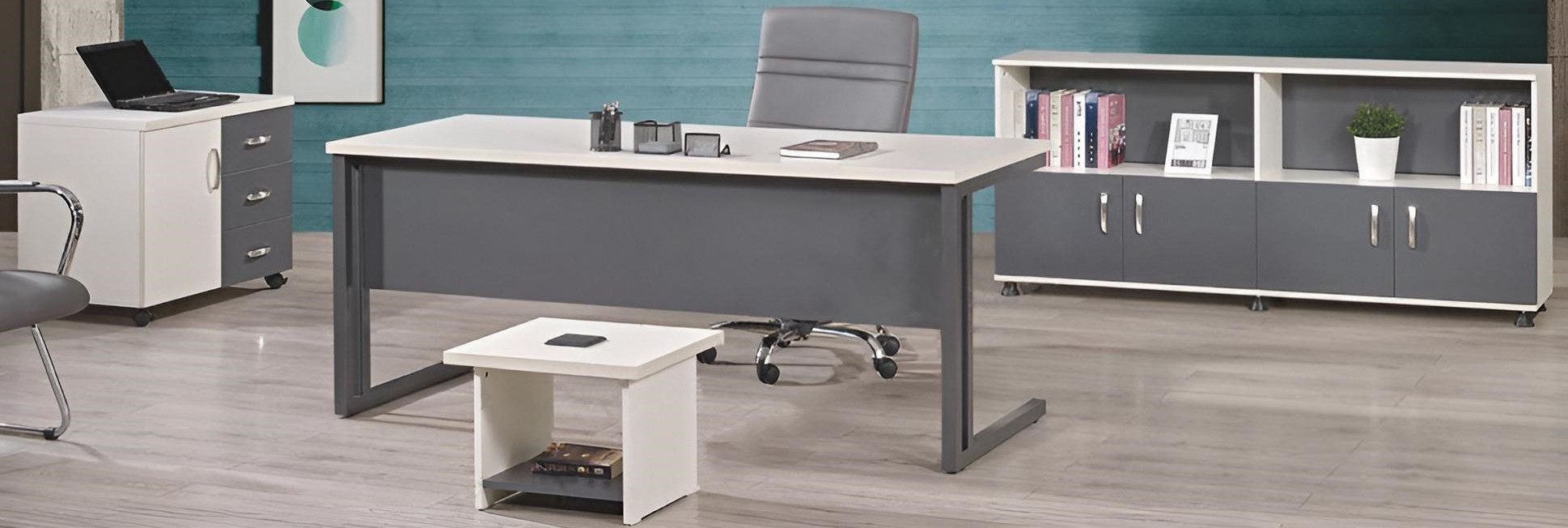 Büromöbel-Set Graues Büromöbel-Set aus Holz mit Schreibtisch und Schrank