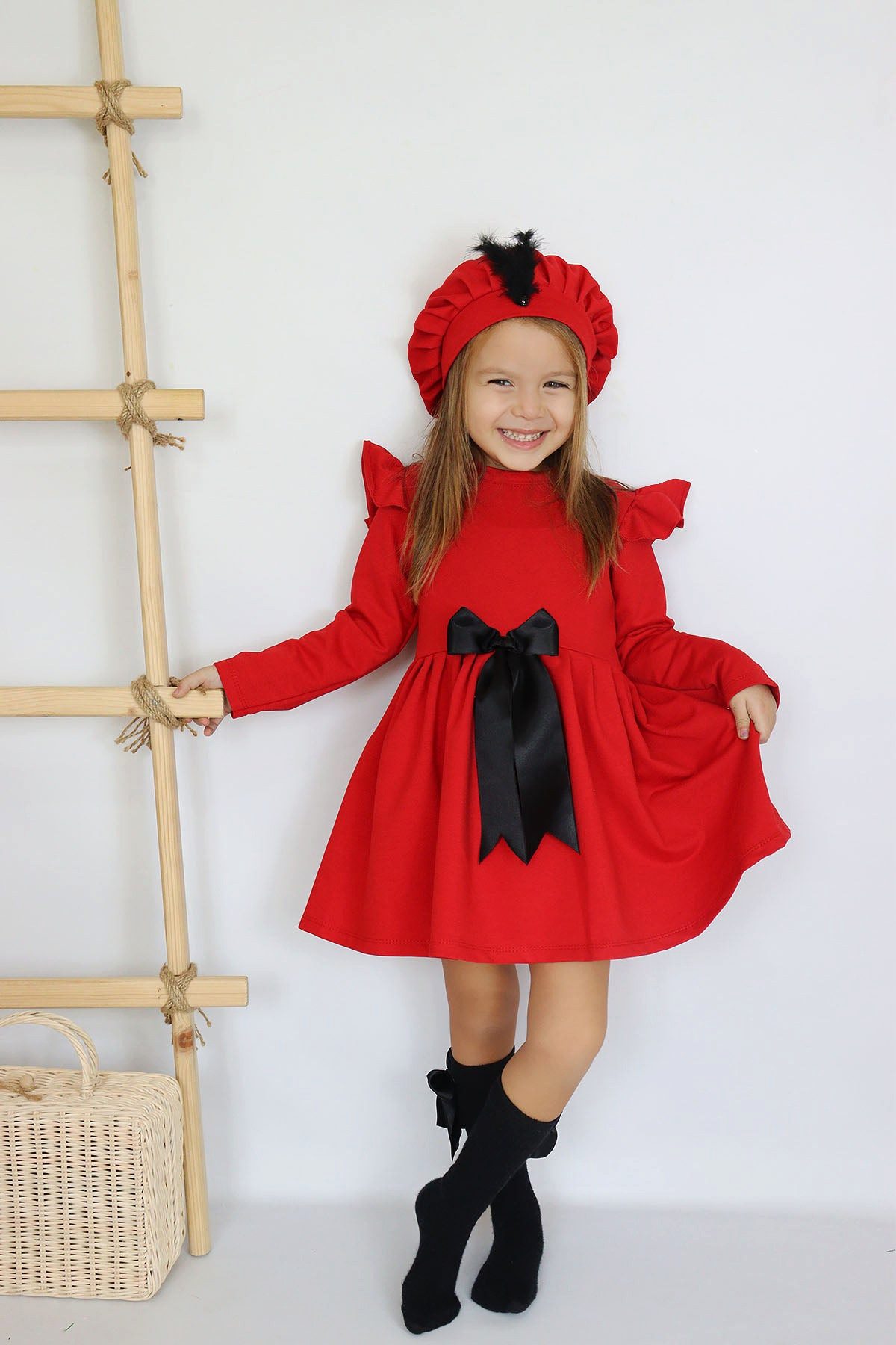 Kleid & Haarband Kleid Sofia - Rotes Kleid mit Schleifendetail und Mütze im Set