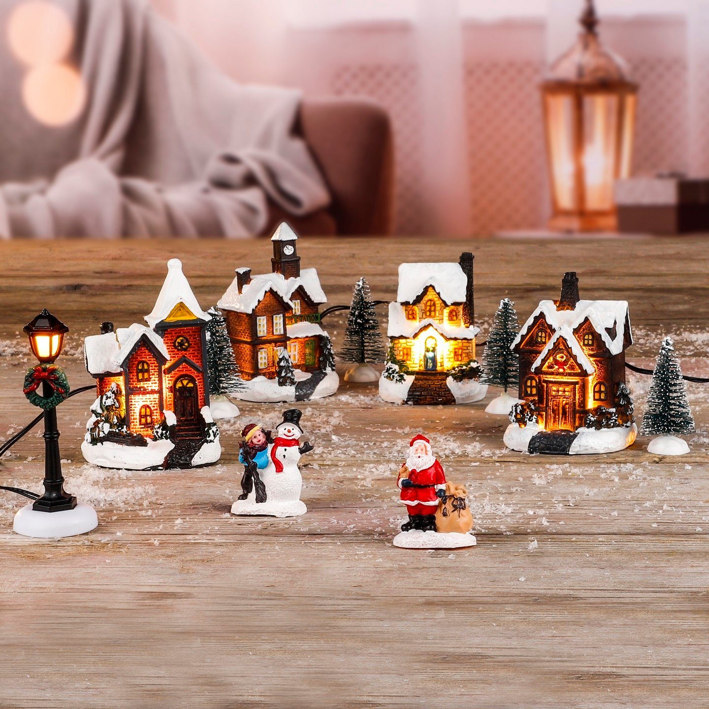 Haushalt International Weihnachtsstadt, 11-tlg. Deko-Set: 4 Häuser, 4  Tannen, 2 Figuren, 1 Laterne + 5 LEDs, Maße der Häuser ca.: 6,5 cm x 6 cm x  Höhe 8-10 cm