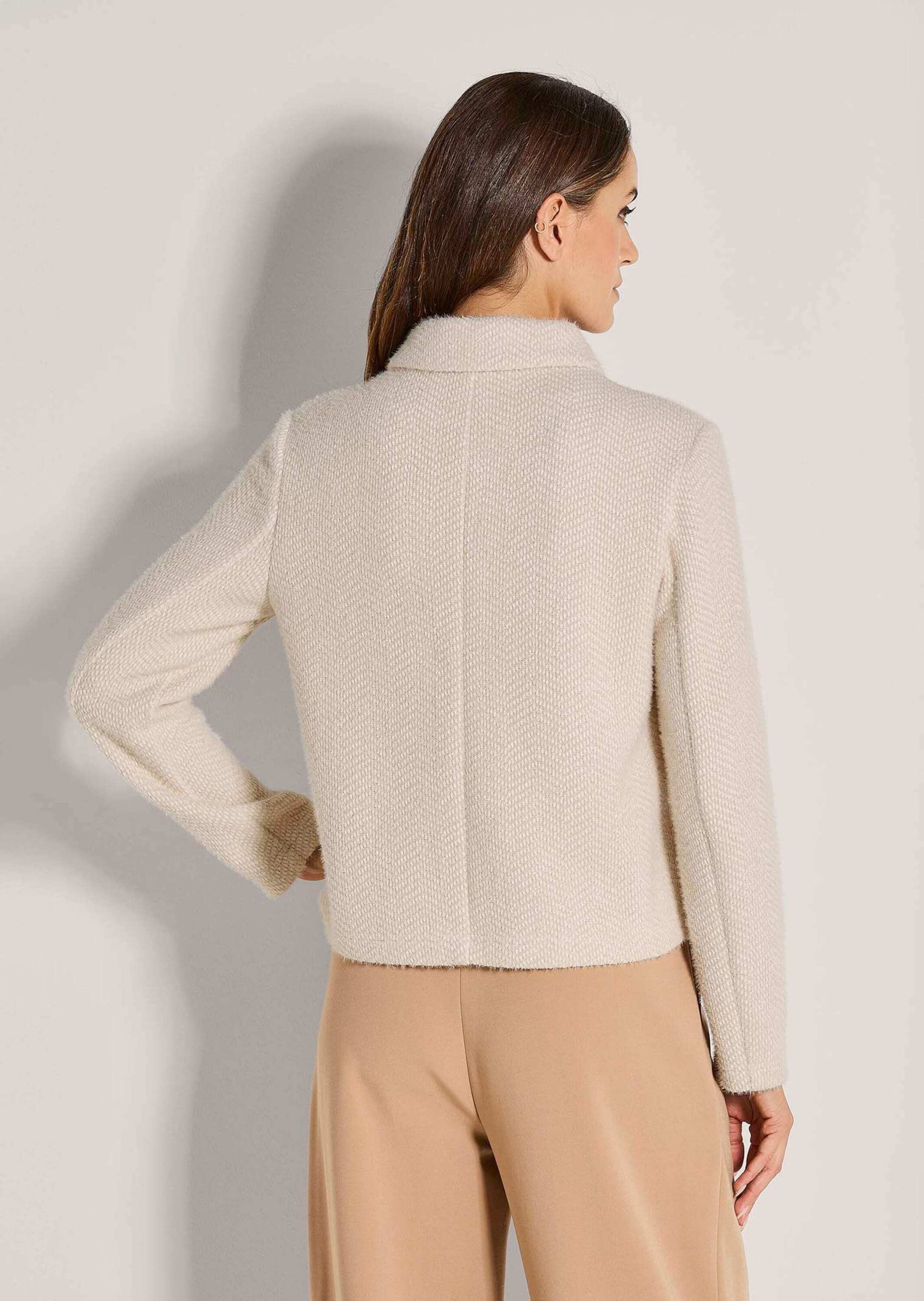 MADELEINE Kurzblazer Eleganter Damenblazer mit Hornknöpfen Kastige Form, stilvoller Klappkragen, Fransengarn im Wellen-Look
