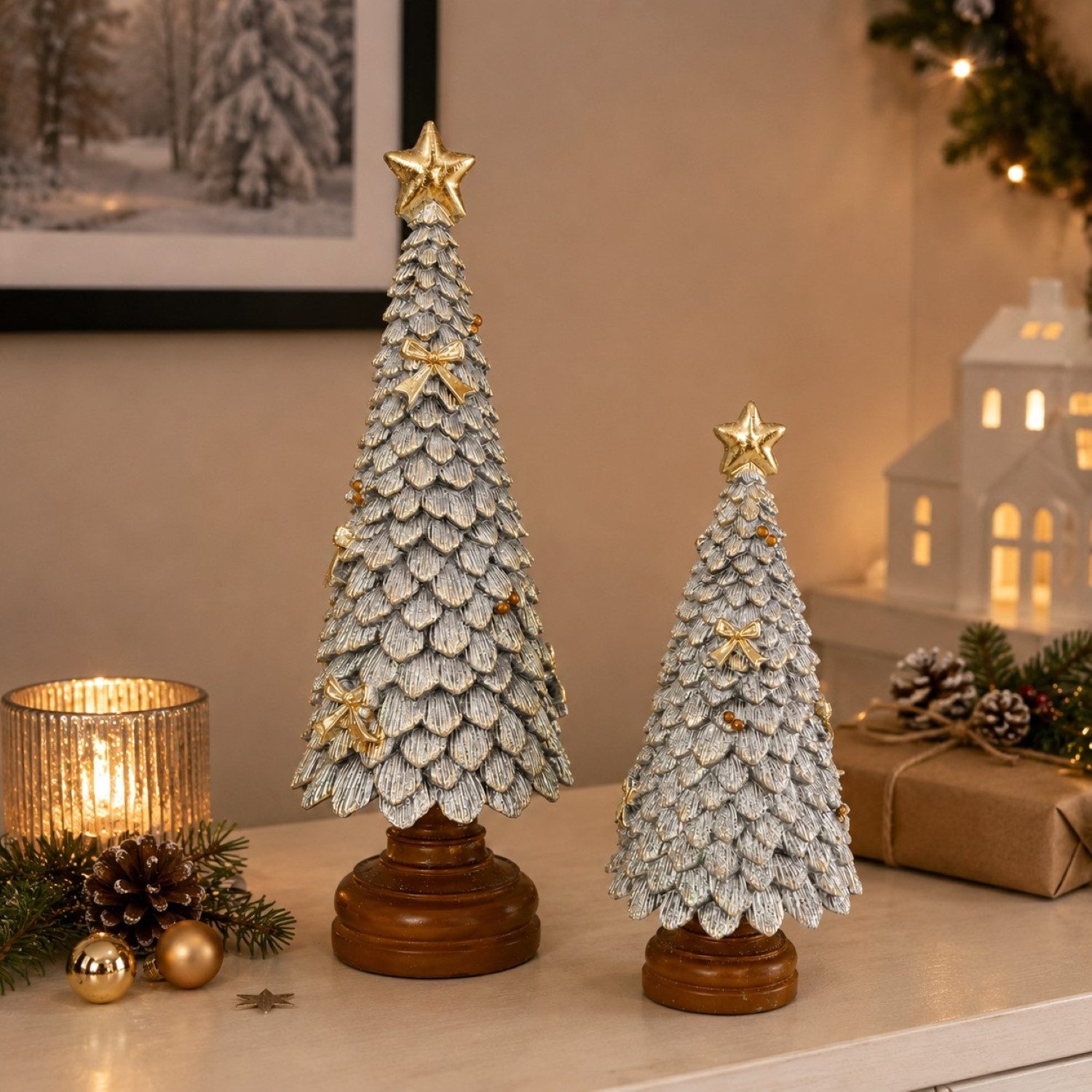 Online-Fuchs Dekofigur 2 Weihnachtsbäume, Tannenbäume im Set - moderne Weihnachtsdeko (Silber mit goldenen Elementen, stilvoll und elegant), reichlich Glitzer sorgt für ein funkelndes Desgin