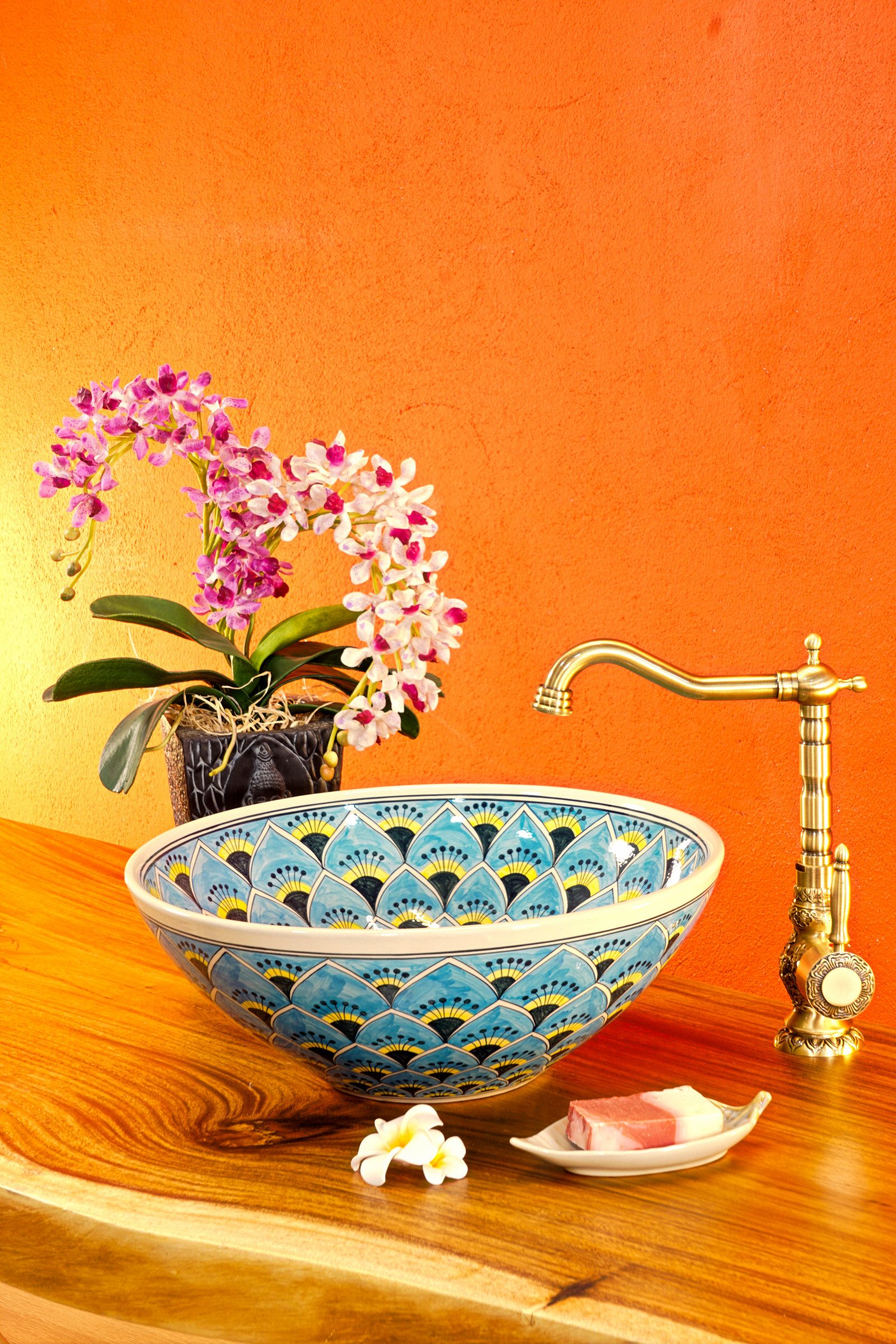 Kinaree Aufsatzwaschbecken Keramik Waschbecken SUKHUMVIT, Keramik, Handbemalt, Rund, Pfauenmuster, Federn