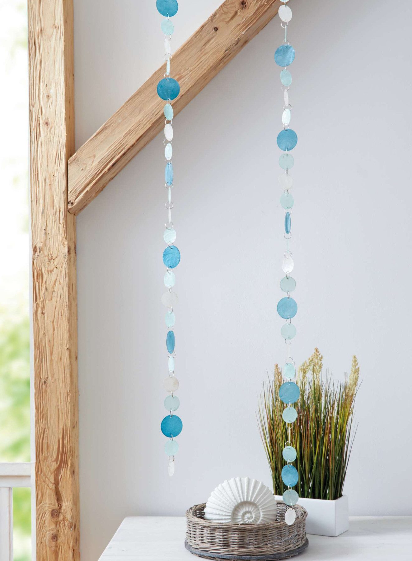 Kunstgirlande "Capiz" Muschelgirlande maritim, Girlande blau, 110 cm, Muschelkette, Dekoleidenschaft, Perlmutt Hängedeko, Muschel Wanddeko, Fensterdeko