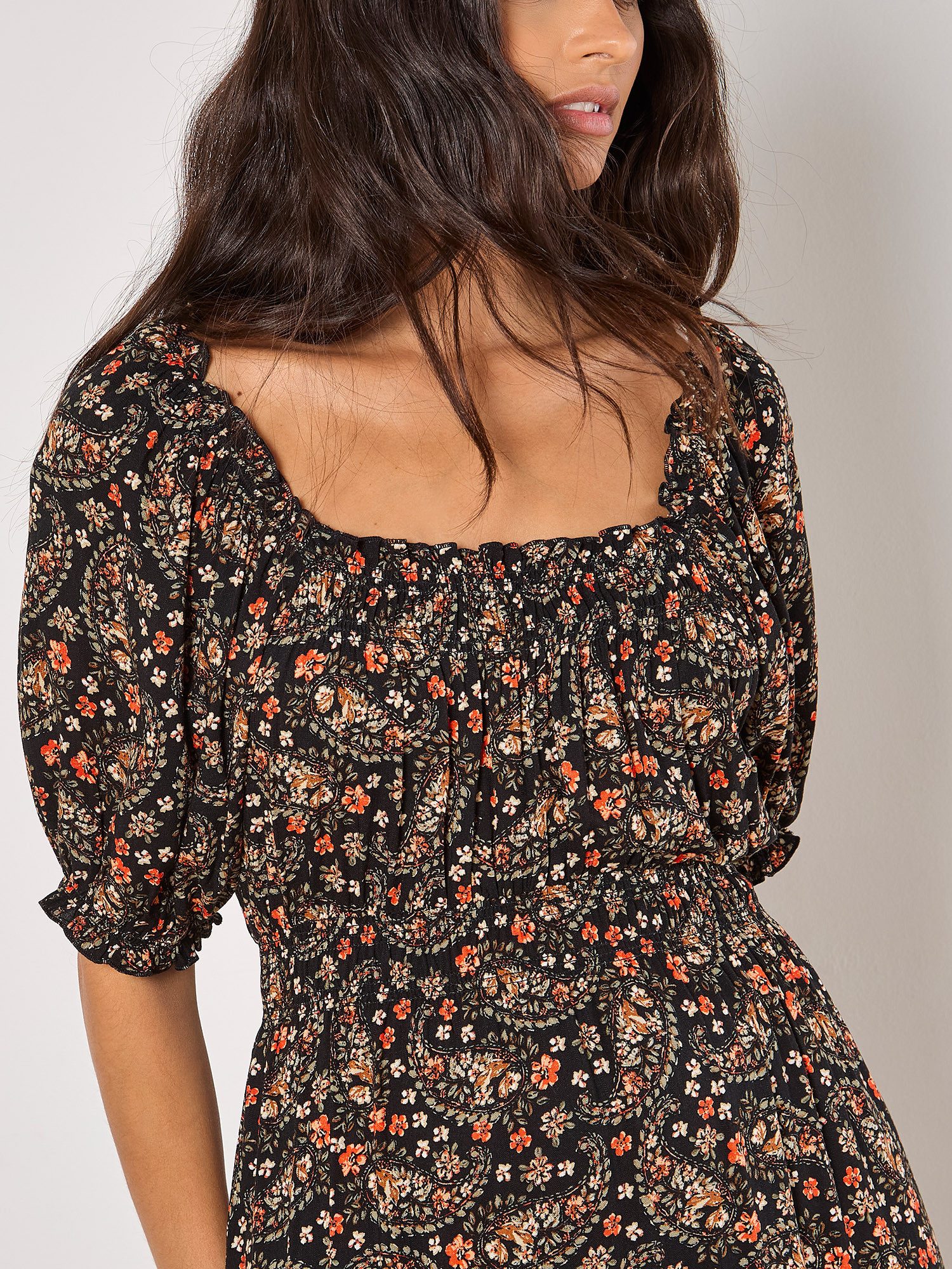 Apricot Maxikleid Geblümtes Paisley-Maxikleid mit elastischen Details