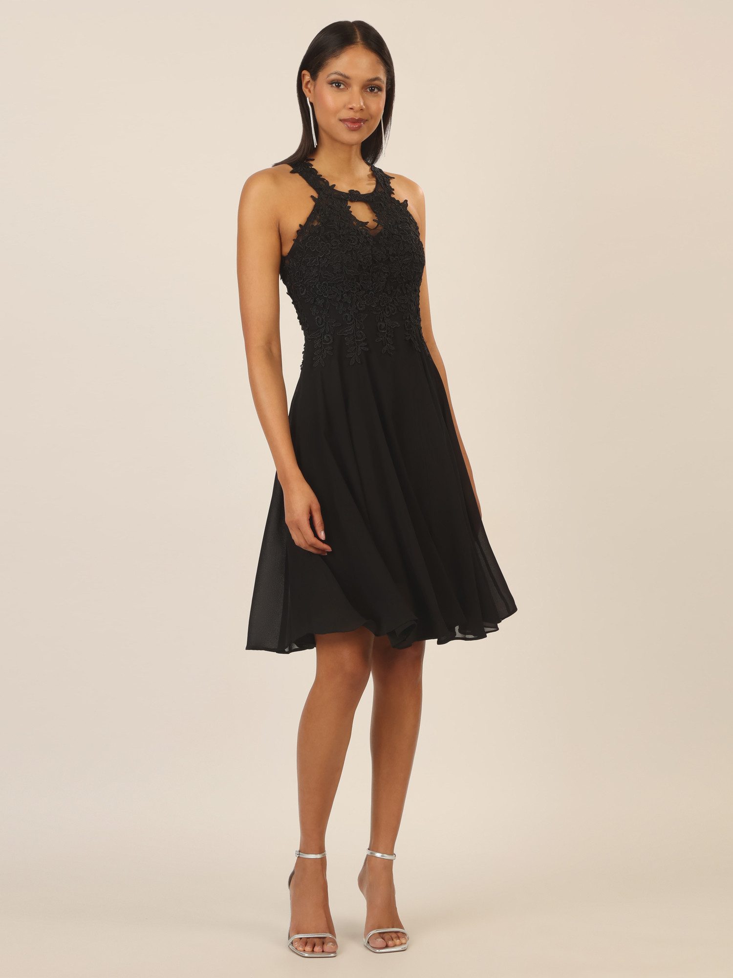 Apart Cocktailkleid aus einer Plastischen Spitze günstig online kaufen
