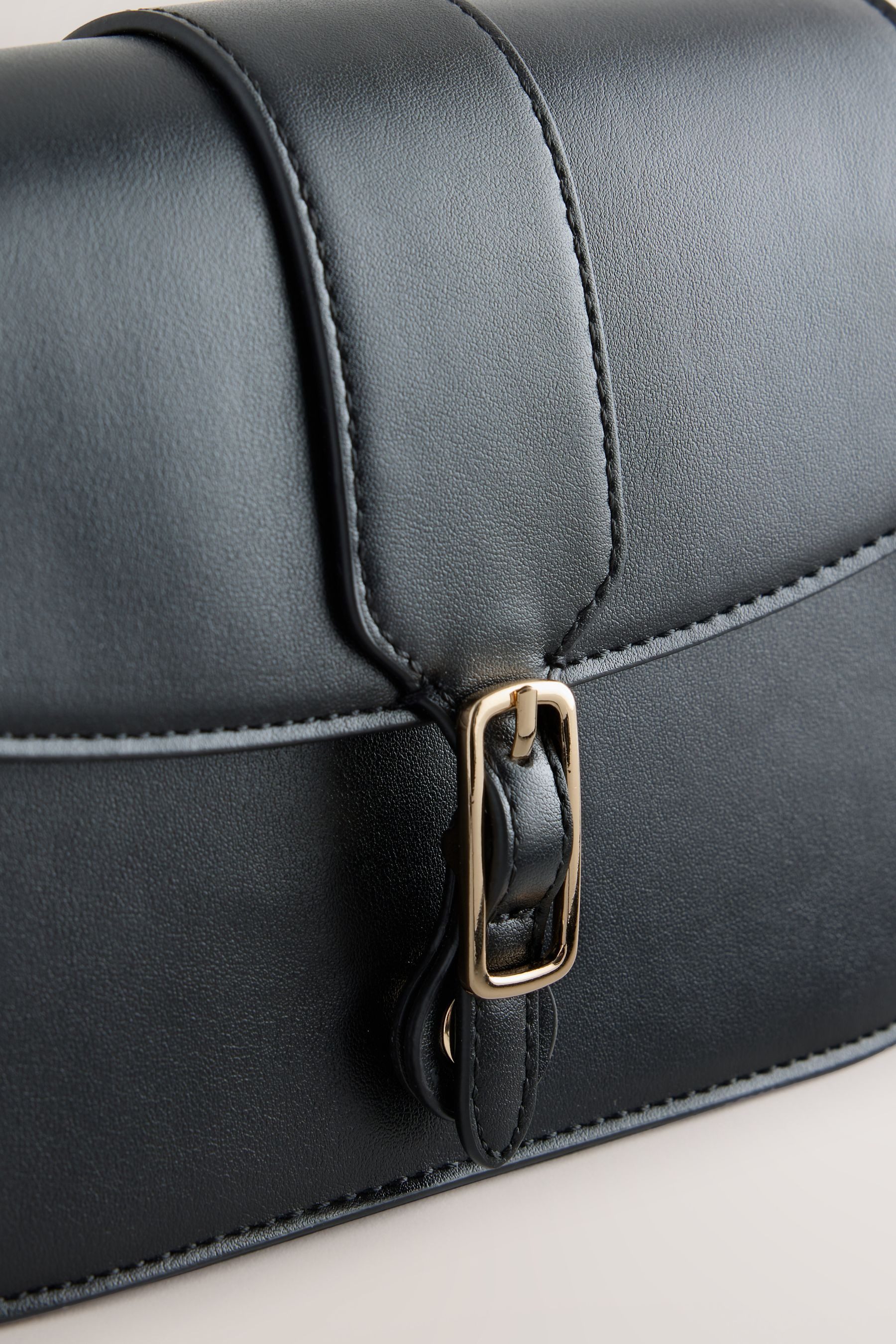 Next Umhängetasche Umhänge-Satteltasche mit Gurt aus Leder (1-tlg)
