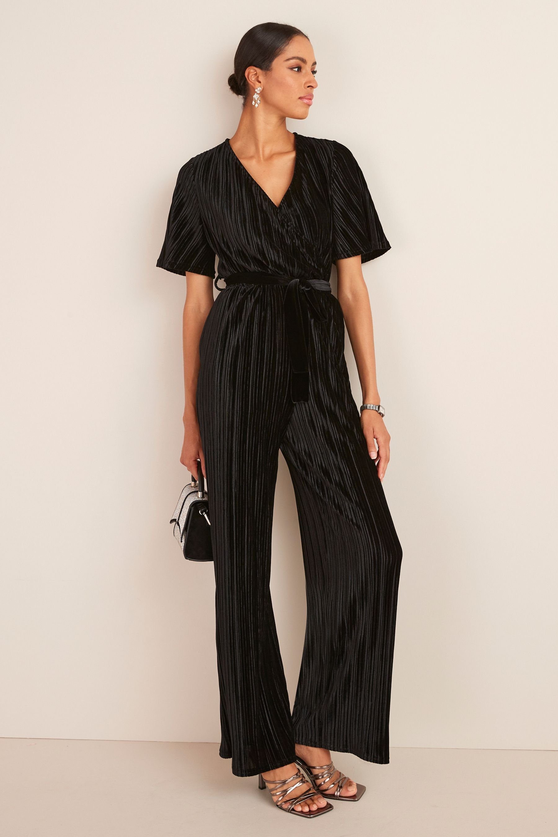 Jumpsuit Plissé-Jumpsuit mit Wickeldesign aus Samt