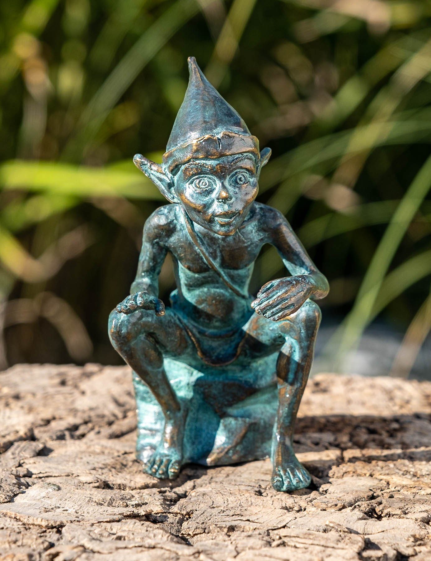 IDYL Dekofigur IDYL Bronze-Skulptur Elf sitzend auf einem Stein, Bronze – sehr robust – Langlebig – witterungsbeständig gegen Frost, Regen und UV-Strahlung. Die Modelle werden in Wachsausschmelzverfahren in Bronze gegossen und von Hand patiniert.
