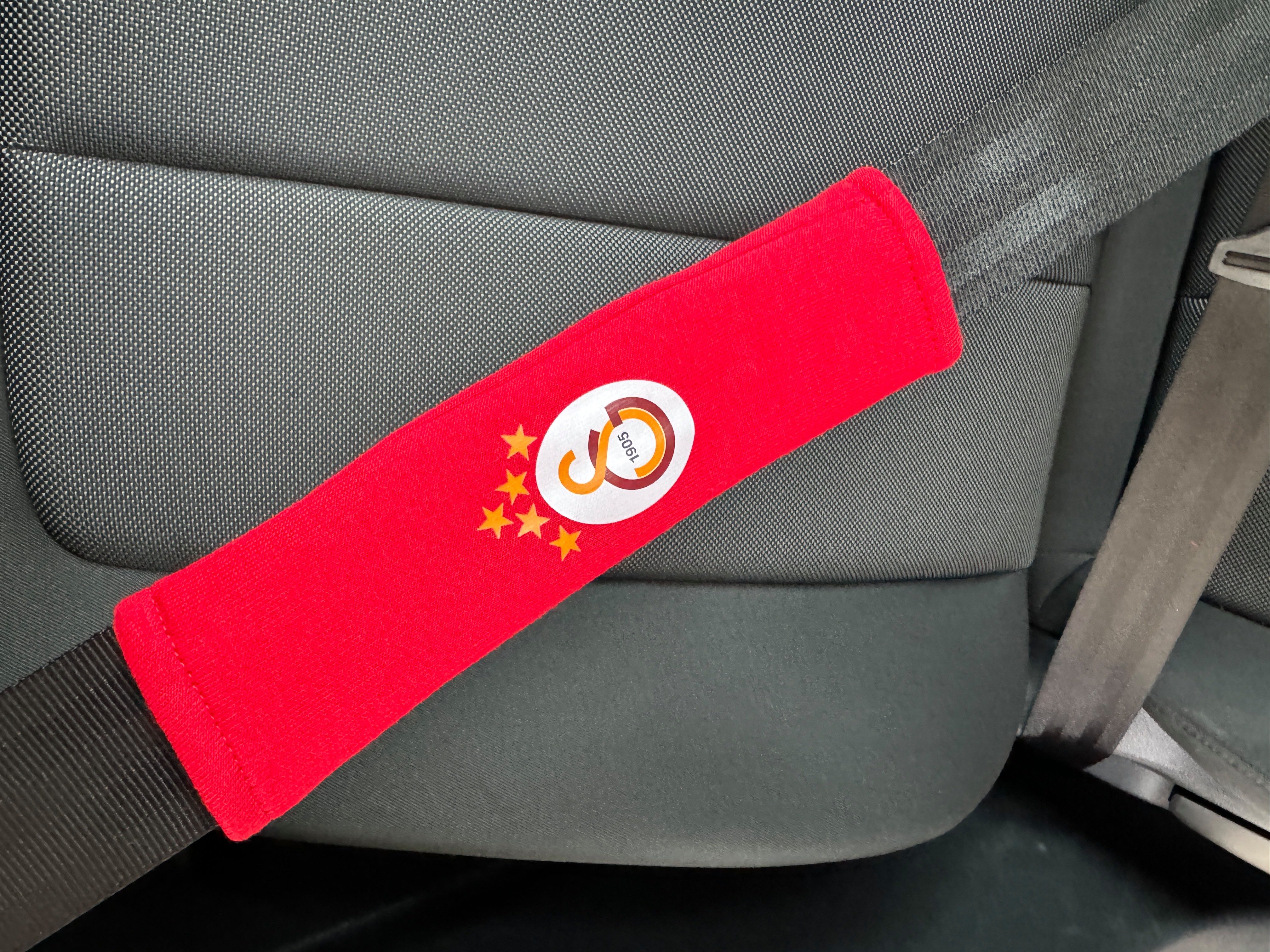 Stelby Gurtpolster Galatasaray Auto Schulterpolster für Sicherheitsgurt, (einzeln, 2er Set oder 4er Set, 1 St), weiche Polsterung, vielseitig einsetzbar