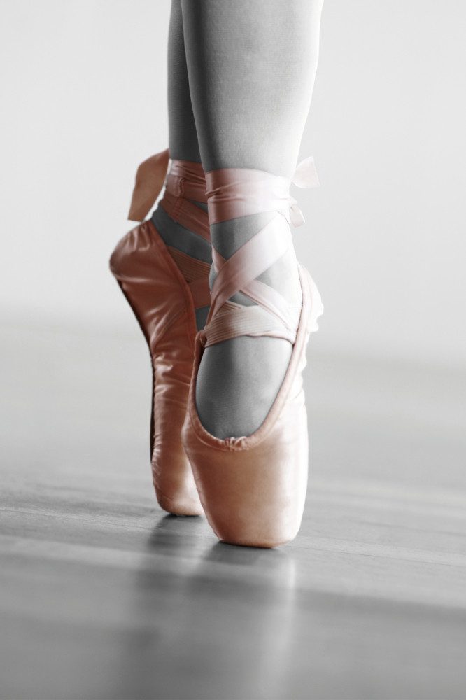 1art1 Poster Ballett Kunstdruck Bild - Spitzenschuhe, RelevÃ©, Farbakzent